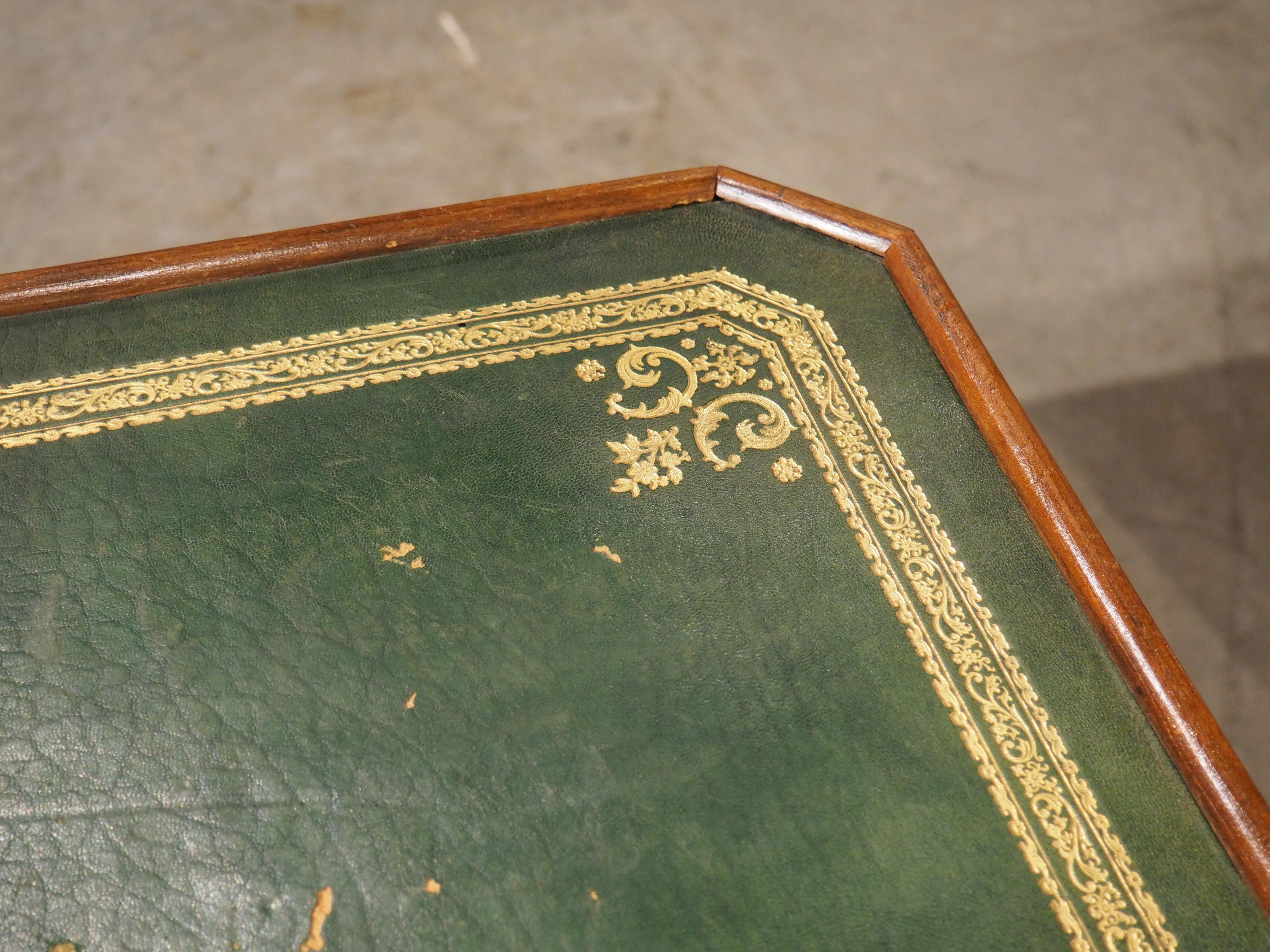 Table d'apparat en merisier français du XVIIIe siècle avec plateau en cuir vert estampé 1