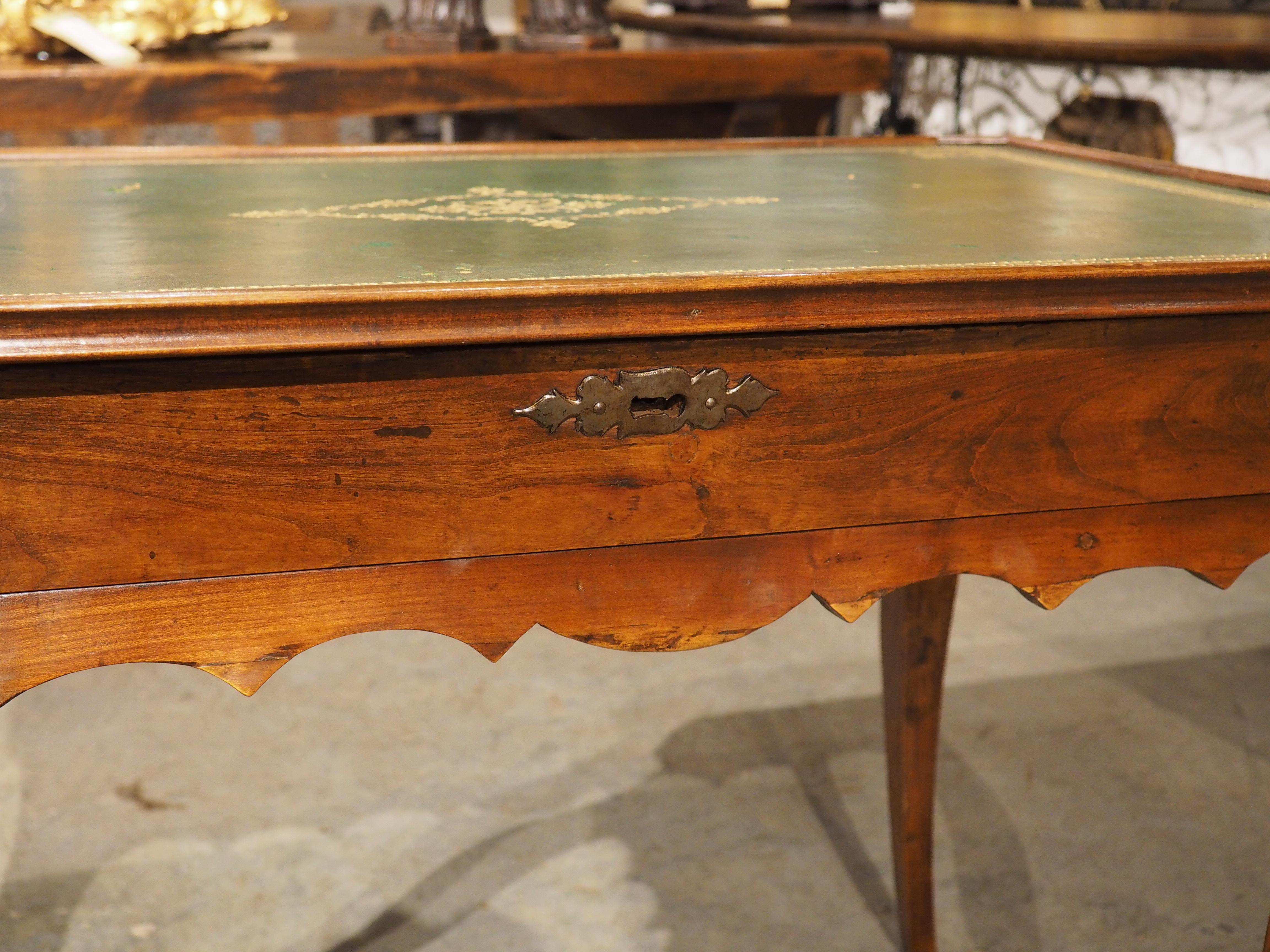 Table d'apparat en merisier français du XVIIIe siècle avec plateau en cuir vert estampé 2