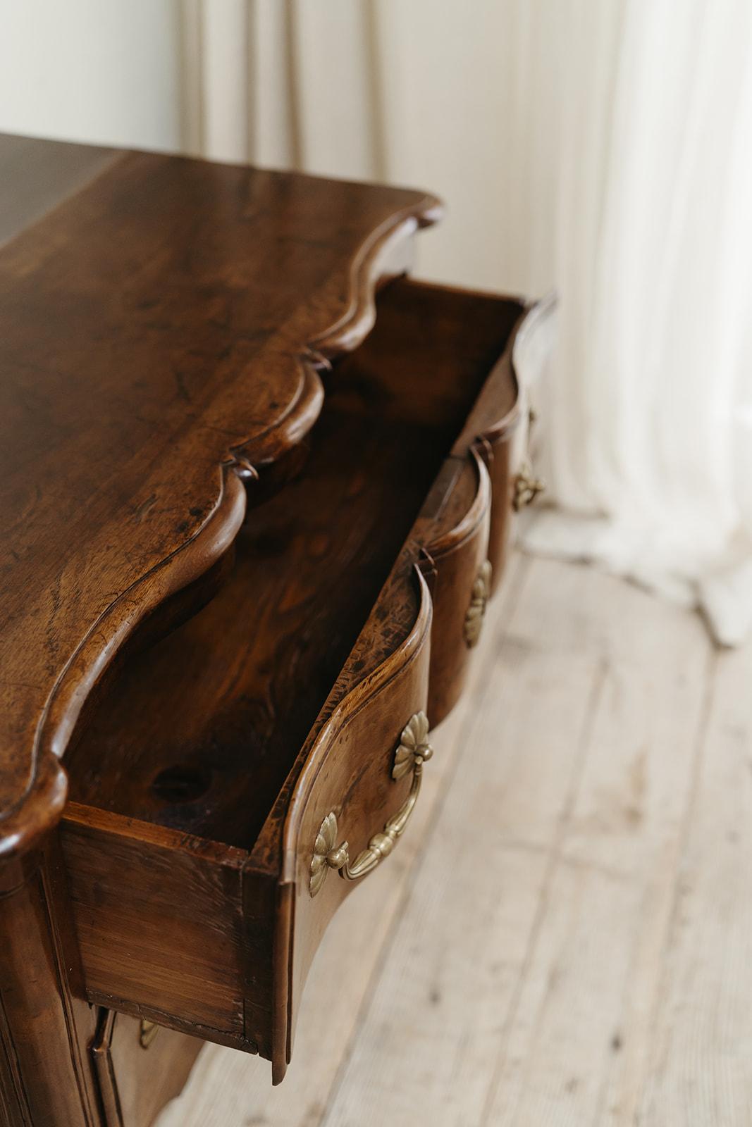 18th century French chest of drawers ... For Sale 10