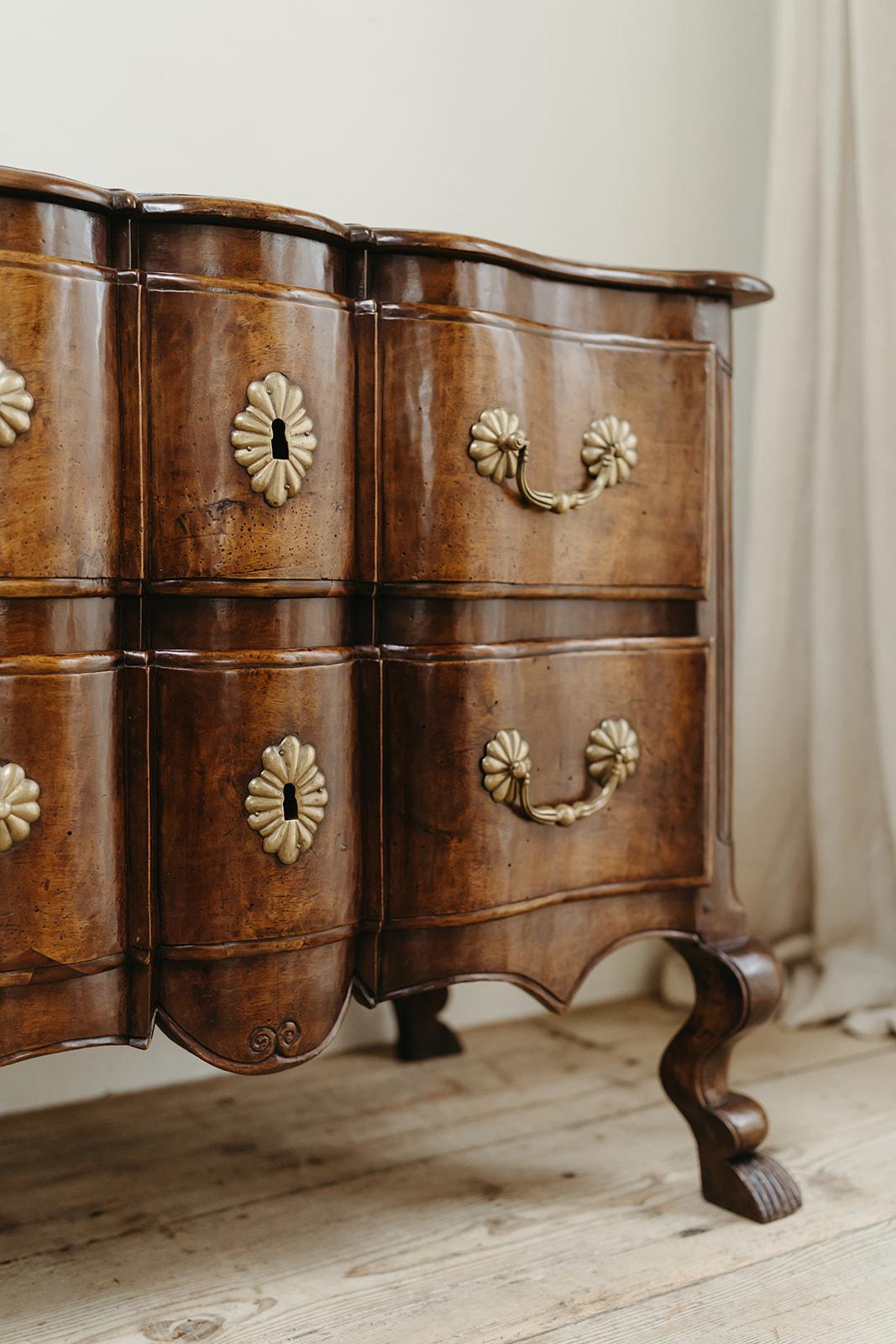 18th century French chest of drawers ... In Good Condition For Sale In Brecht, BE