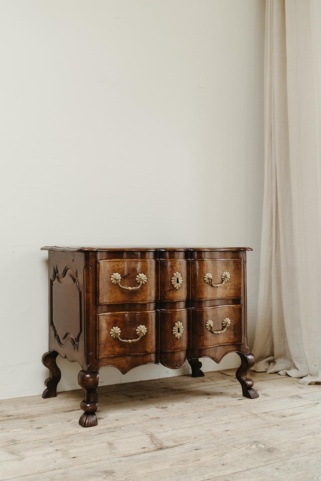 18th century French chest of drawers ... For Sale 1