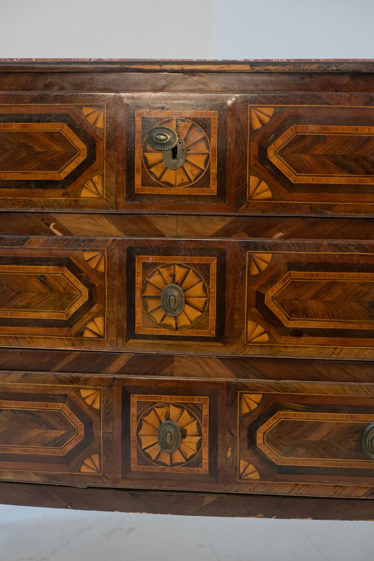 Belle commode ancienne datant du 18ème siècle de fabrication française en bois.
La commode a une forme rectangulaire très dure et classique, il y a 4 pieds de support en bois poinçonnés, très élégants. Le plateau est entièrement constitué d'un très