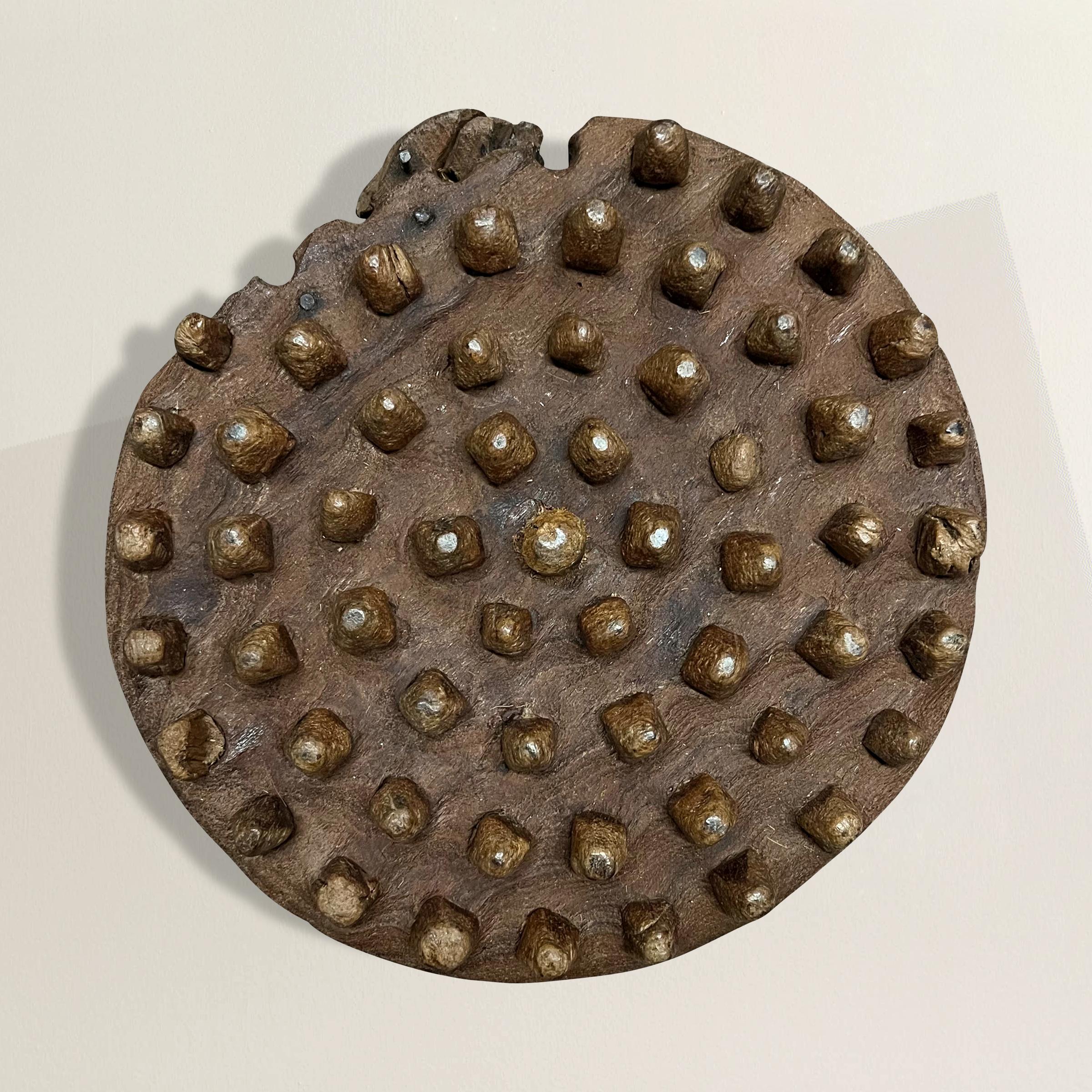 Descubre el encanto rústico de este molinillo francés de castaño de roble del siglo XVIII tallado a mano, elegantemente montado en un soporte de pared a medida. Procedente de la pintoresca campiña de Normandía, esta extraordinaria pieza cuenta una