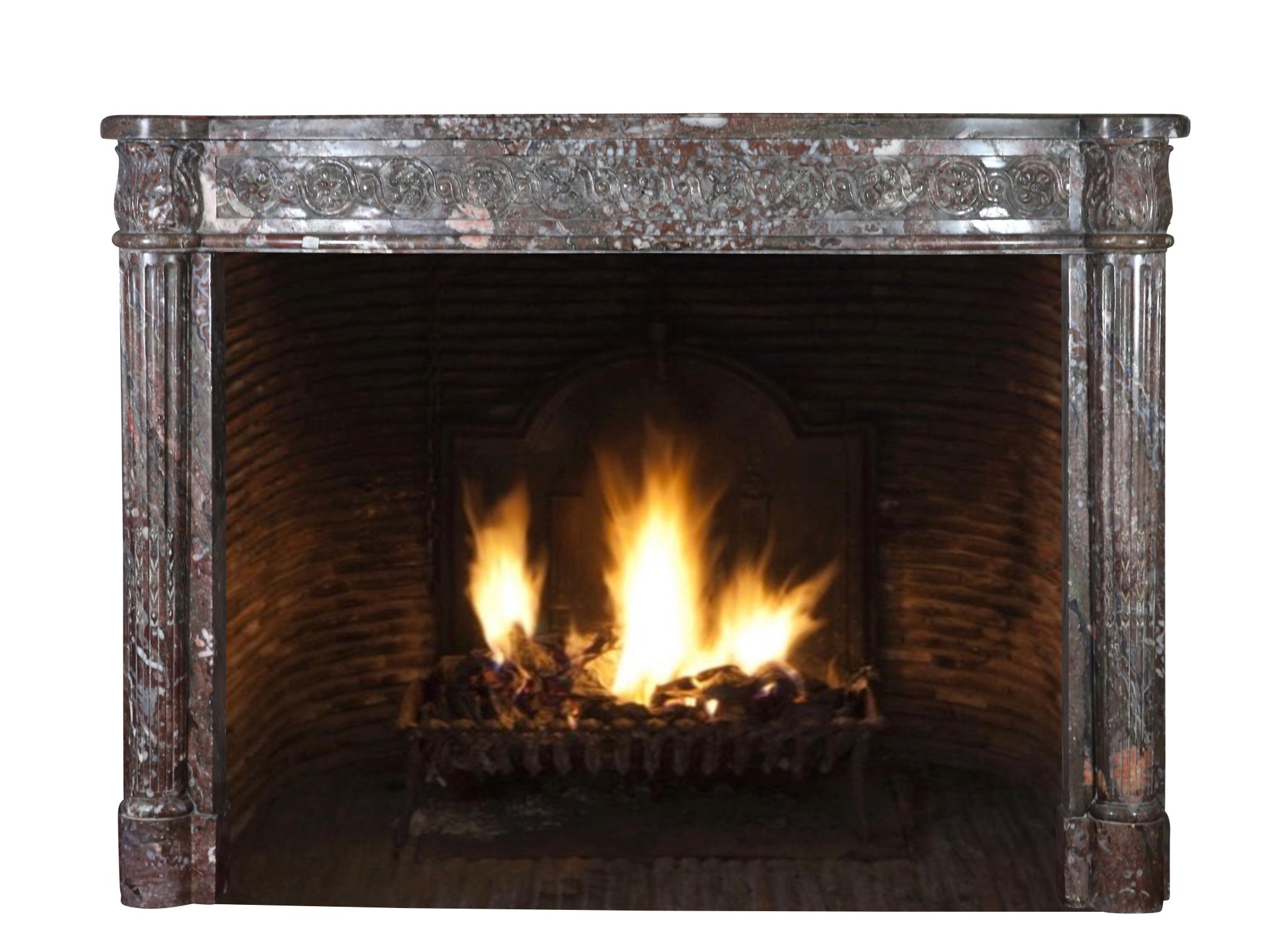 Français Cheminée française du XVIIIe siècle, Classic Mantels, unique en son genre en vente