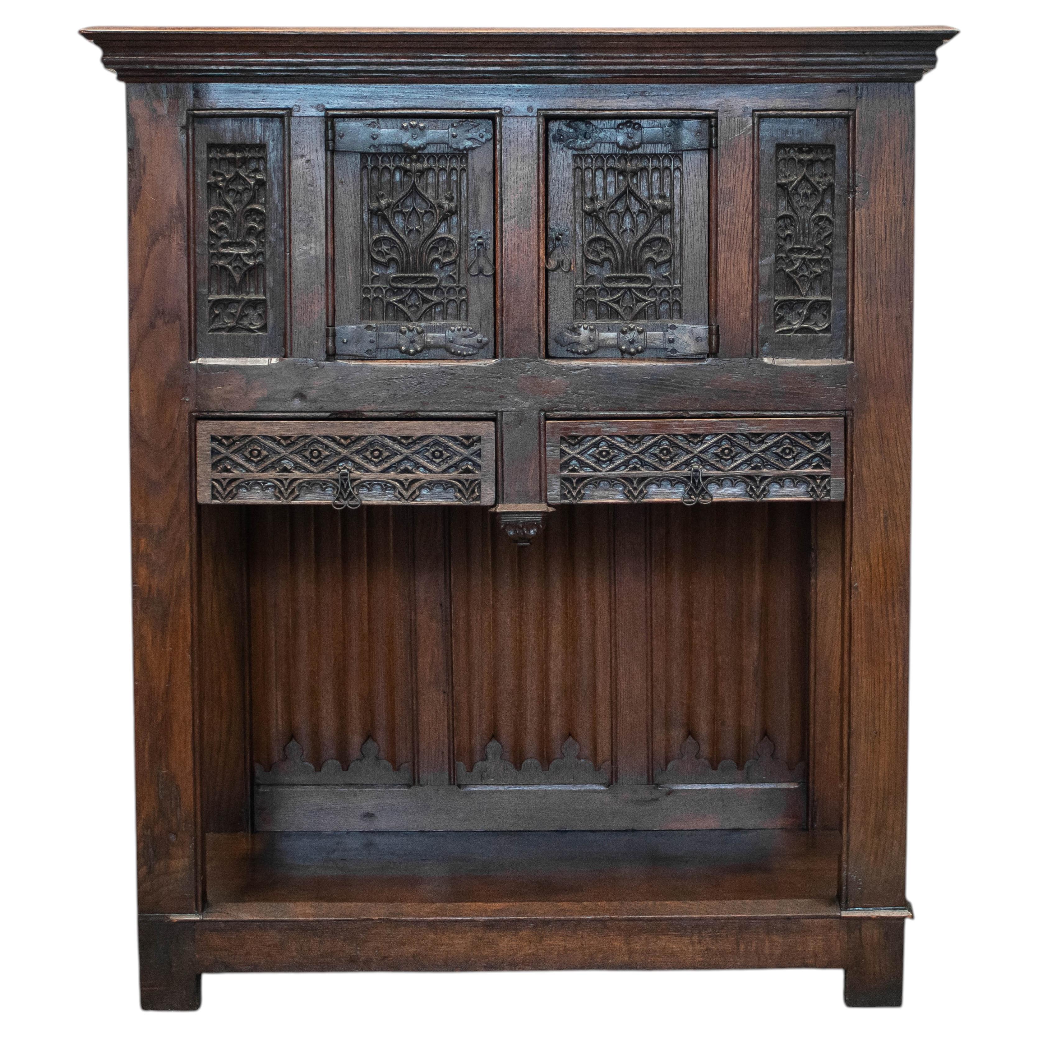 Armoire coloniale française du 18e siècle en Oak patiné avec éléments gothiques en vente