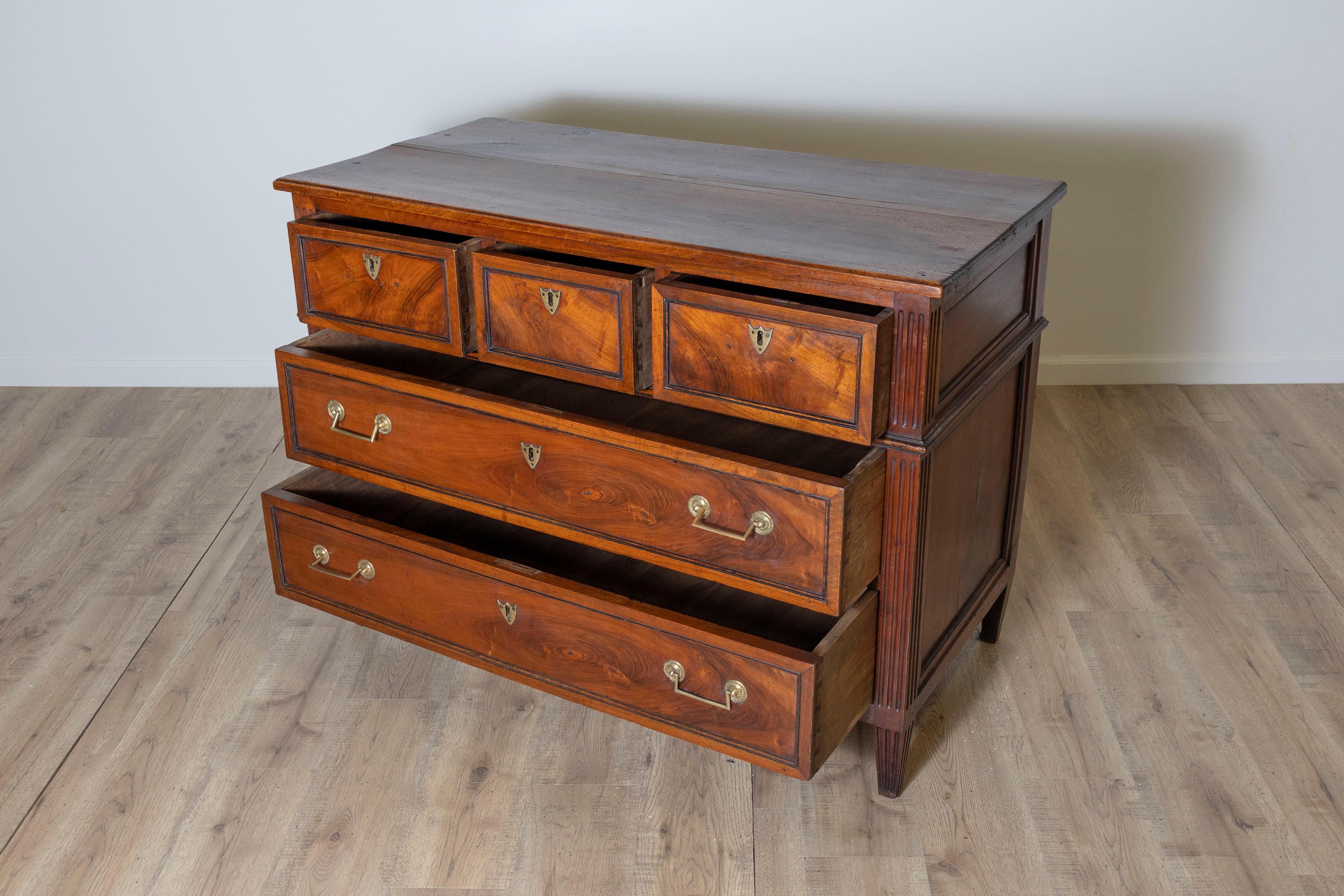 Französische Kommode aus dem 18. Jahrhundert, um 1790 (18. Jahrhundert und früher) im Angebot
