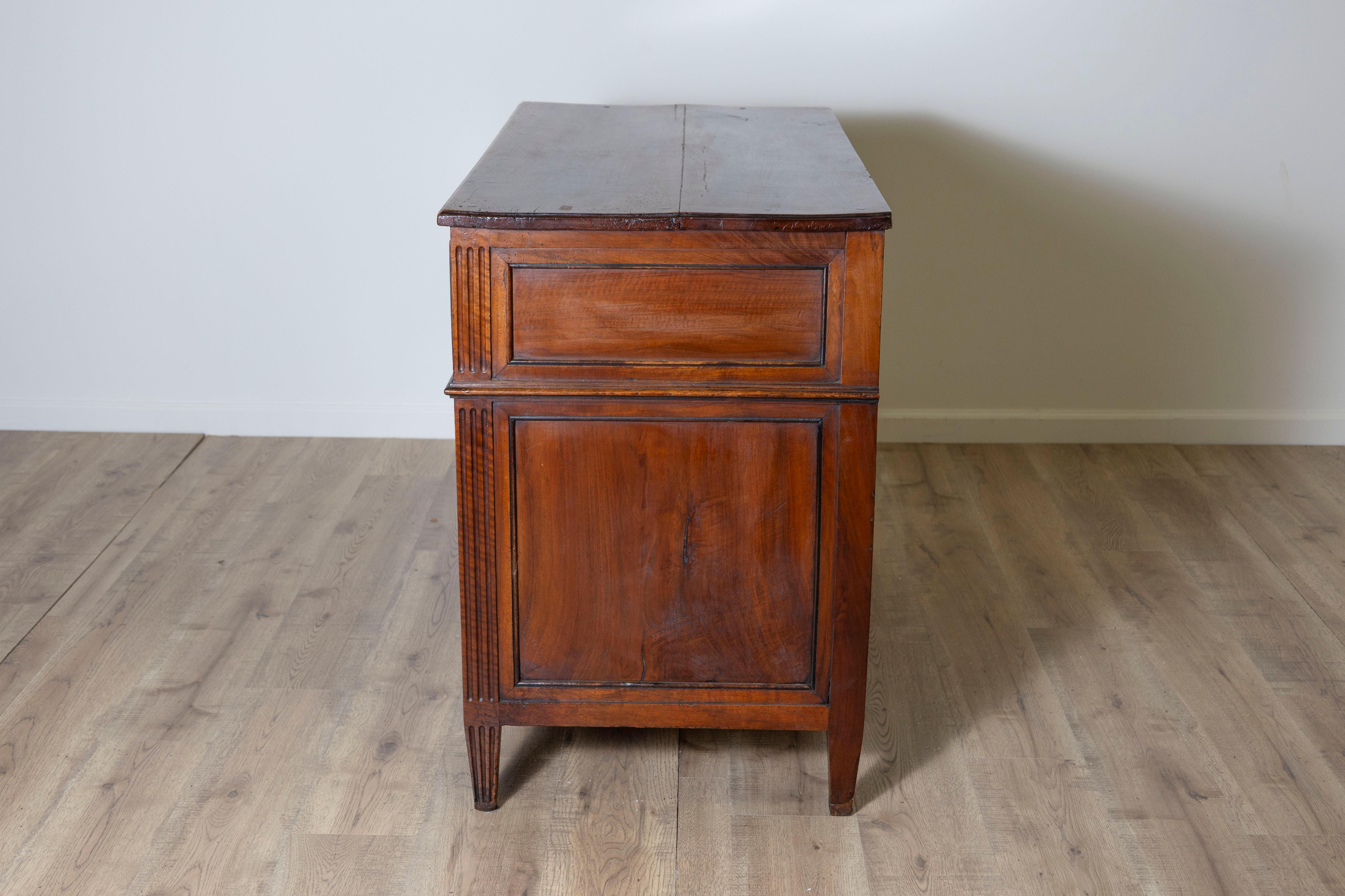 Französische Kommode aus dem 18. Jahrhundert, um 1790 (Walnuss) im Angebot