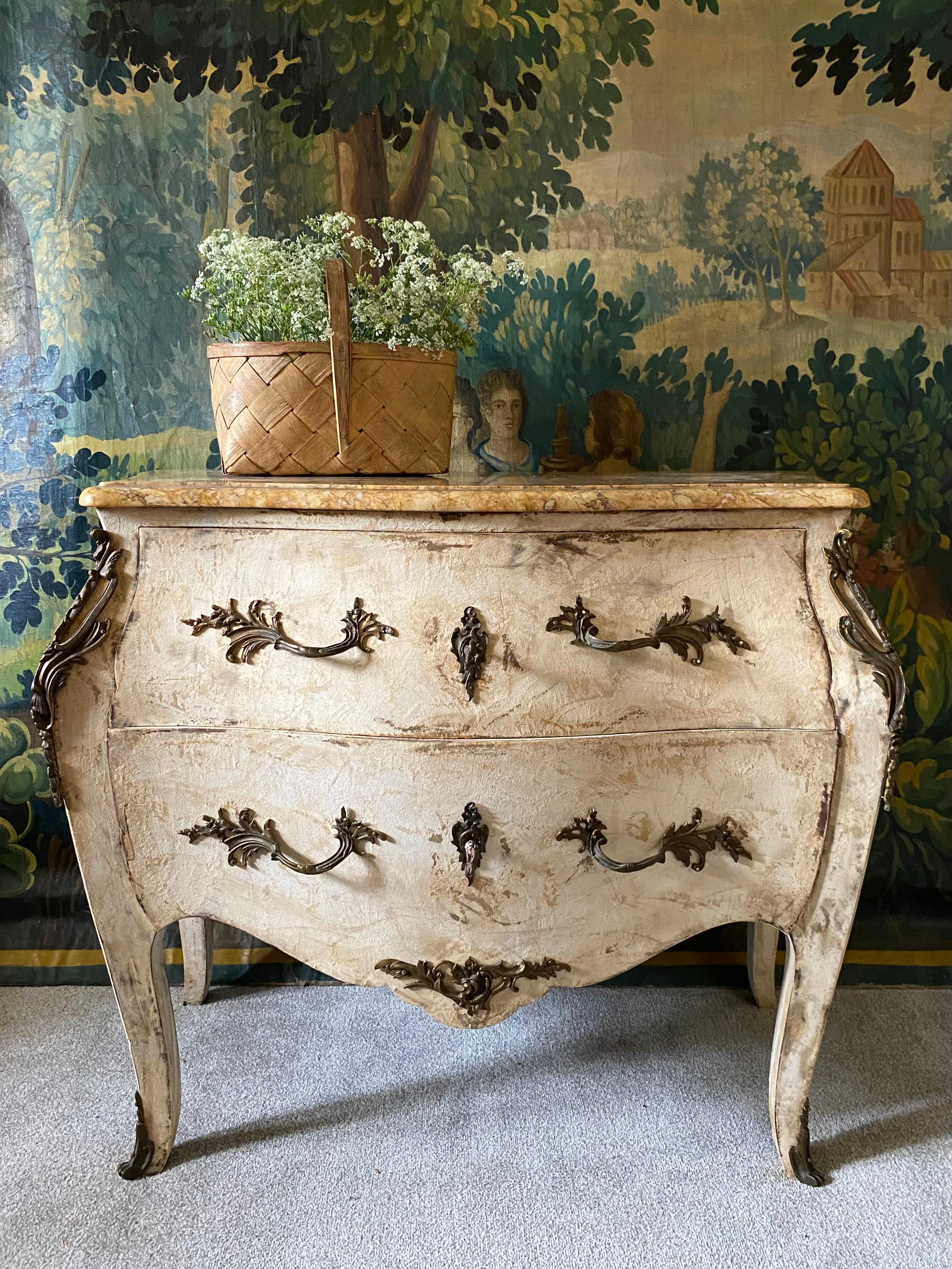 Rococo Commode française du 18e siècle  en vente