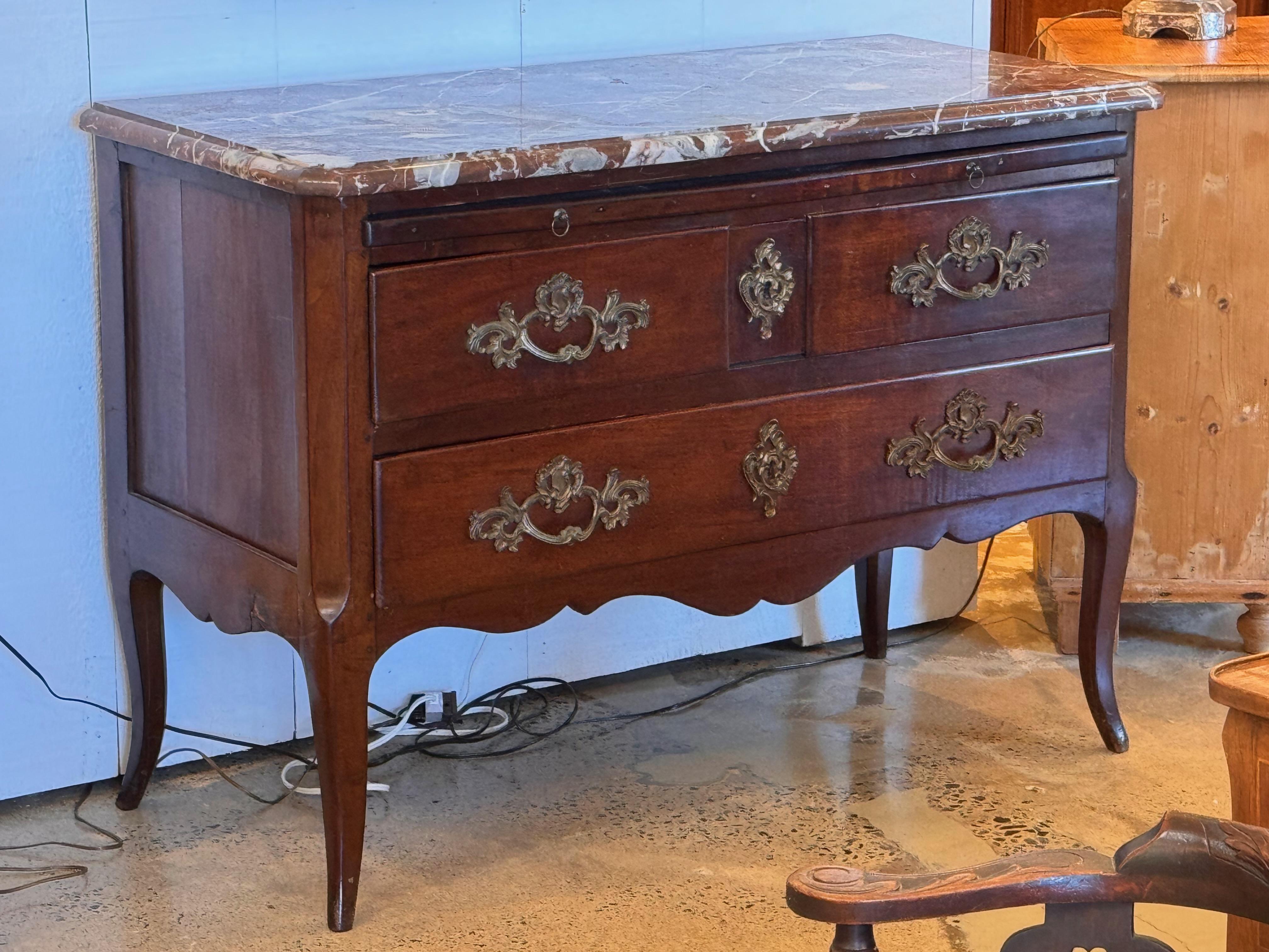 Francese Commode francese del XVIII secolo in vendita