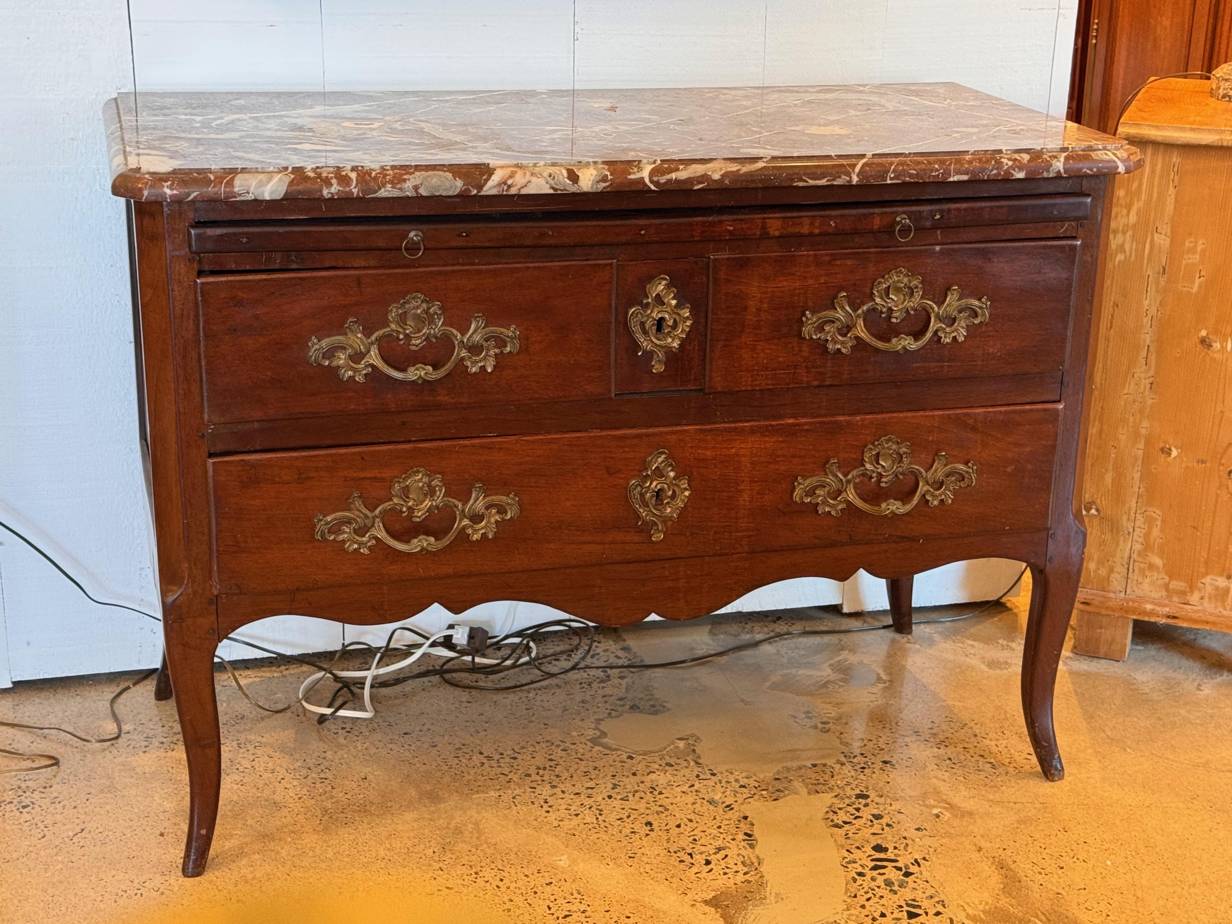Commode francese del XVIII secolo In condizioni buone in vendita a Charlottesville, VA