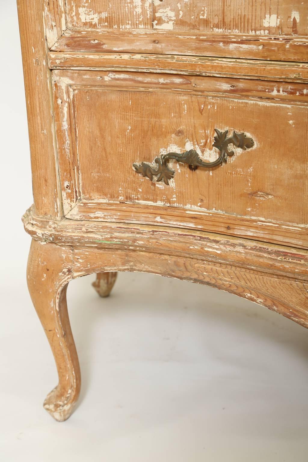 18th Century French Commode In Distressed Condition For Sale In West Palm Beach, FL
