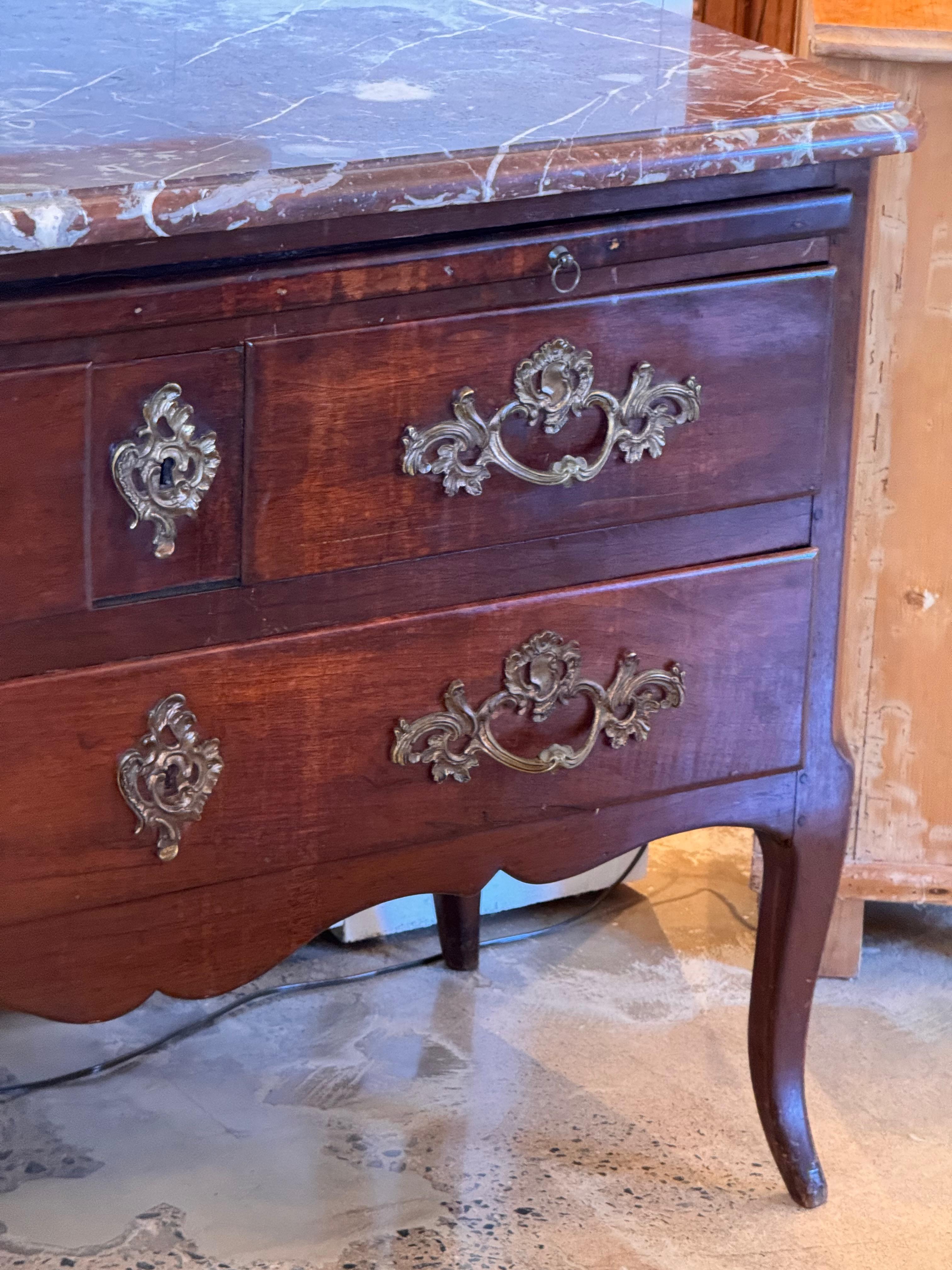 Marmo Commode francese del XVIII secolo in vendita