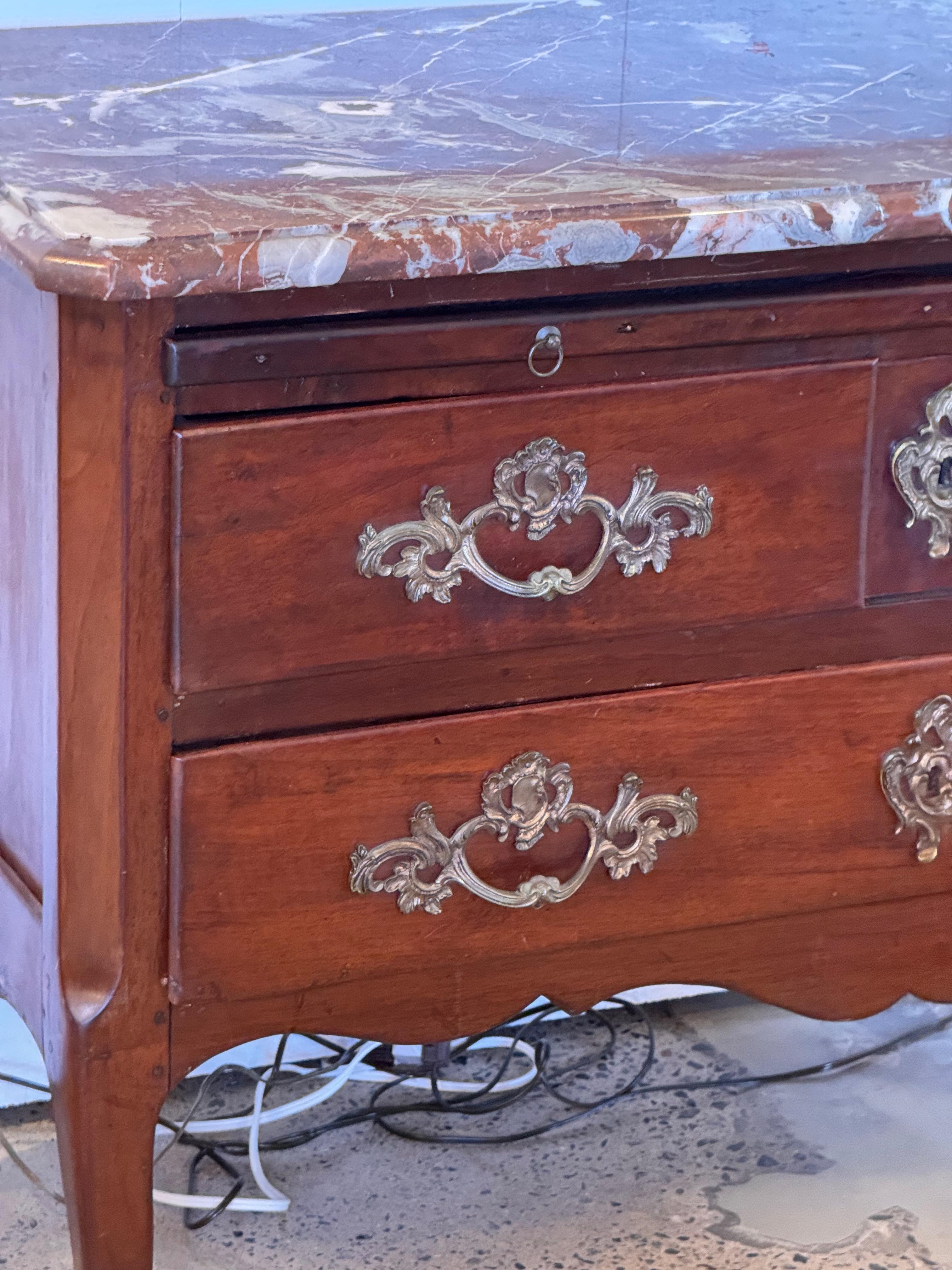 Commode francese del XVIII secolo in vendita 1