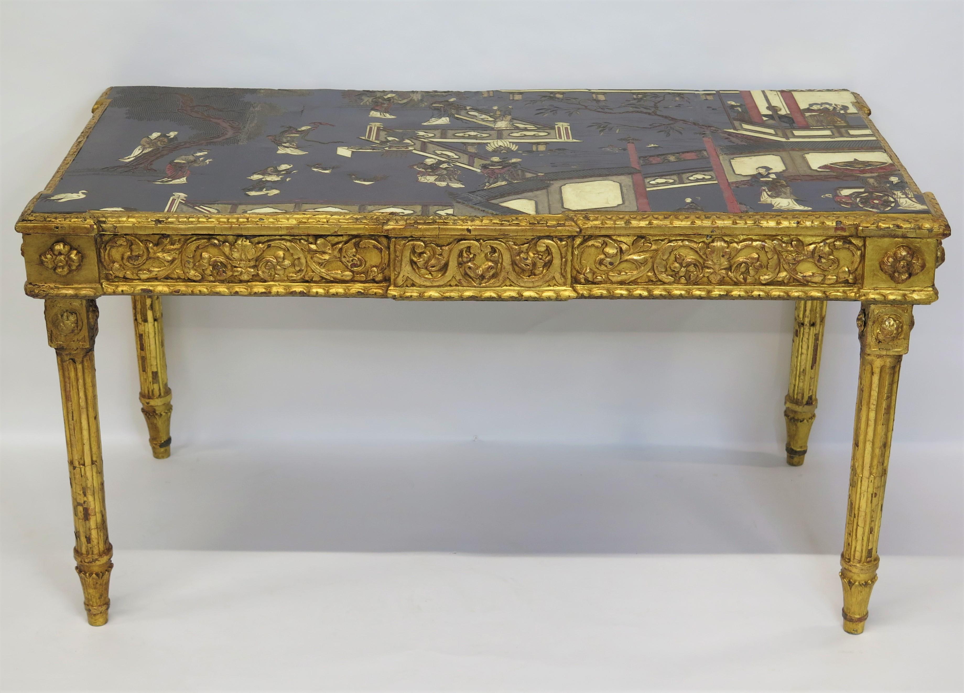 une table console Louis XVI très dramatique, principalement or et noir, avec plateau Coromandel chinois, le plateau est une section d'un écran Coromandel) en noir avec rouge, vert, et blanc / crème, cadre en bois doré sculpté, pieds cannelés tournés