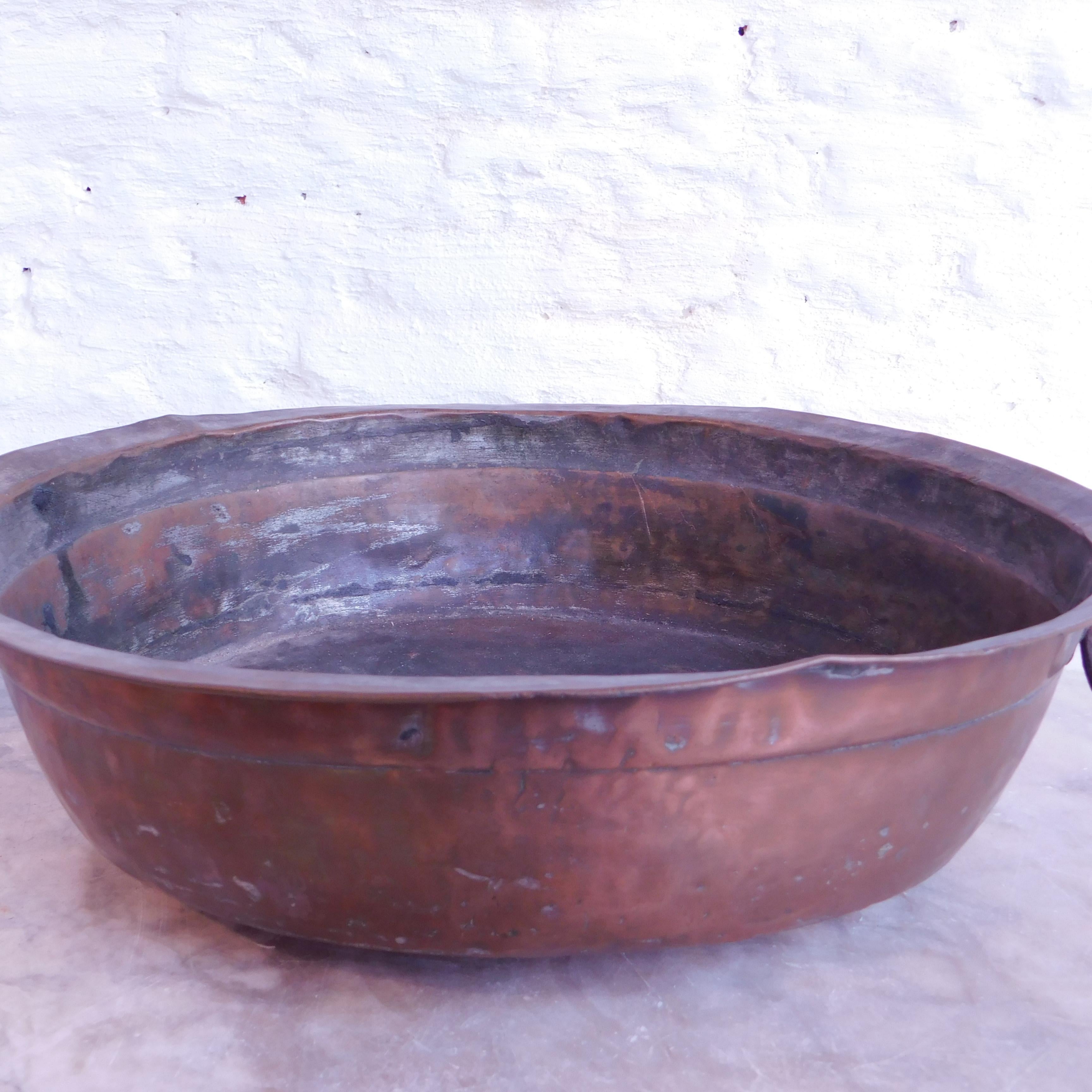 French provincial copper kitchen pan with handwrought iron hanging ring, circa 1780.
Very nice patina and some traces of old tinning on the interior surface.