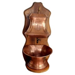 Fontaine murale française du 18ème siècle en cuivre repoussé Lavabo Durford + support en bois