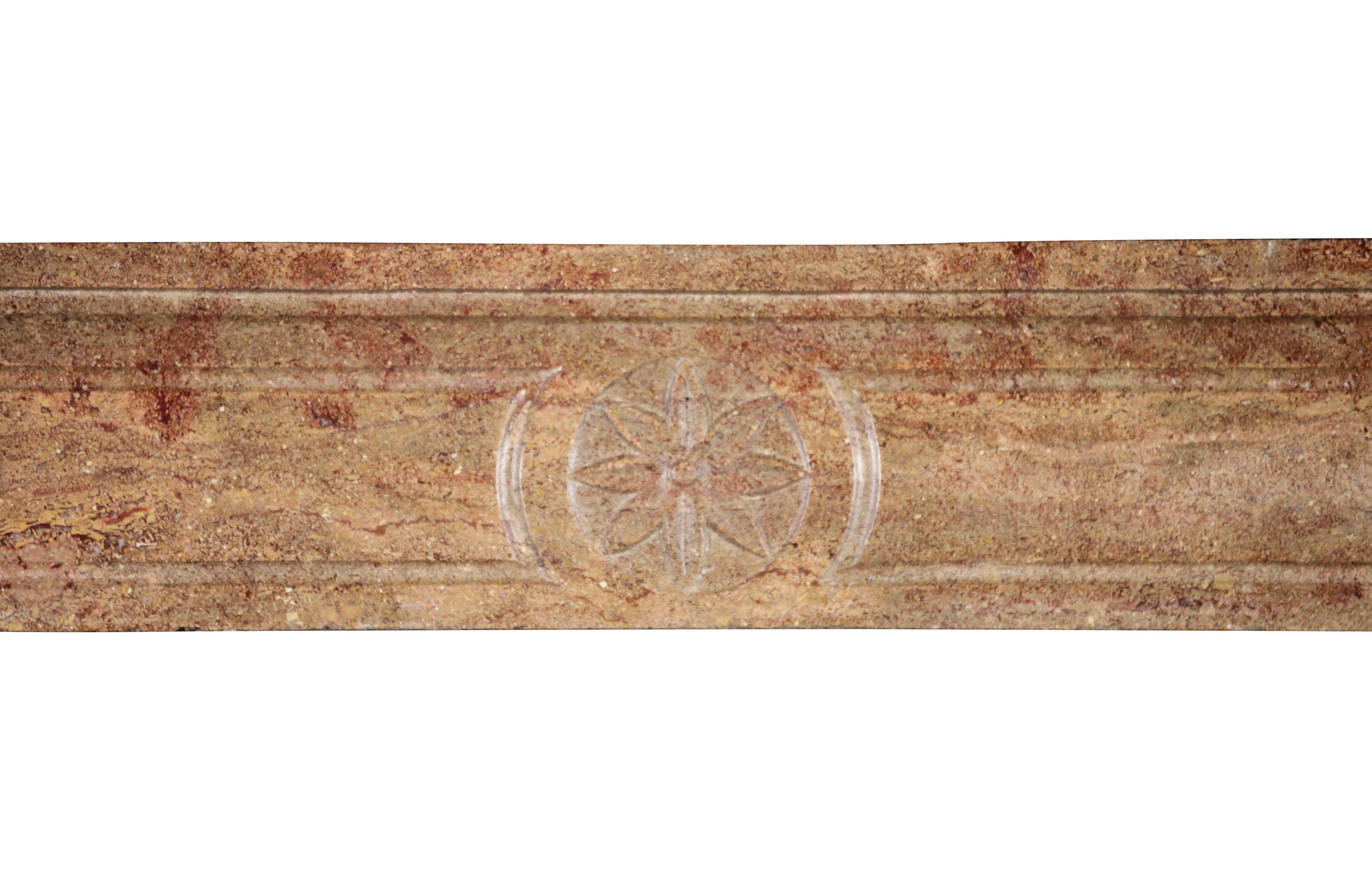 Dies ist original Louis XVI Zeitraum antiken Kamin Mantel (Kamin) hat gerade Linien und eine große Patina. Perfekt, um einen gemütlichen Raum zu schaffen. Das passt sowohl in ein ländliches als auch in ein zeitlos modernes