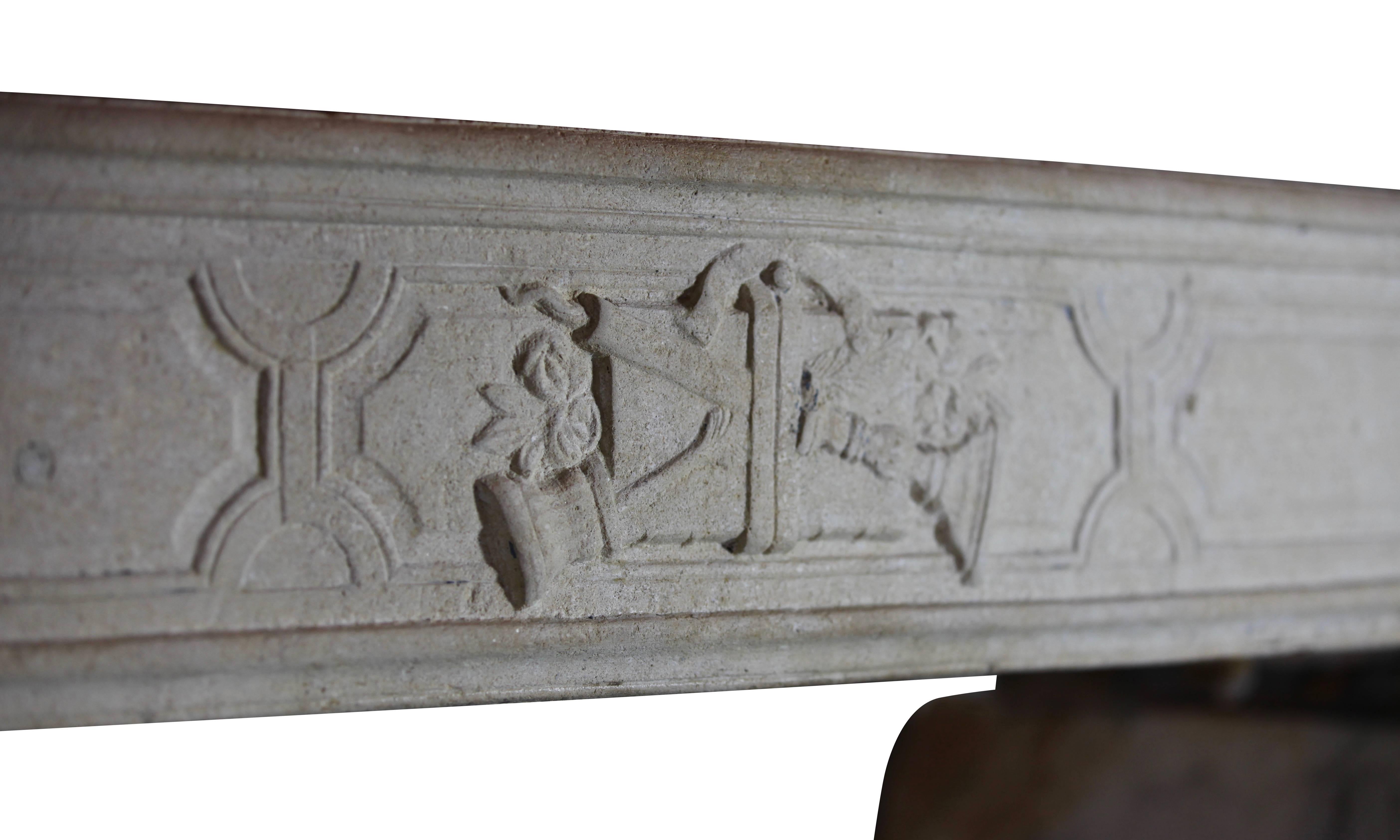 Directoire Encadrement de cheminée en pierre calcaire ancienne de style campagnard français du 18e siècle en vente
