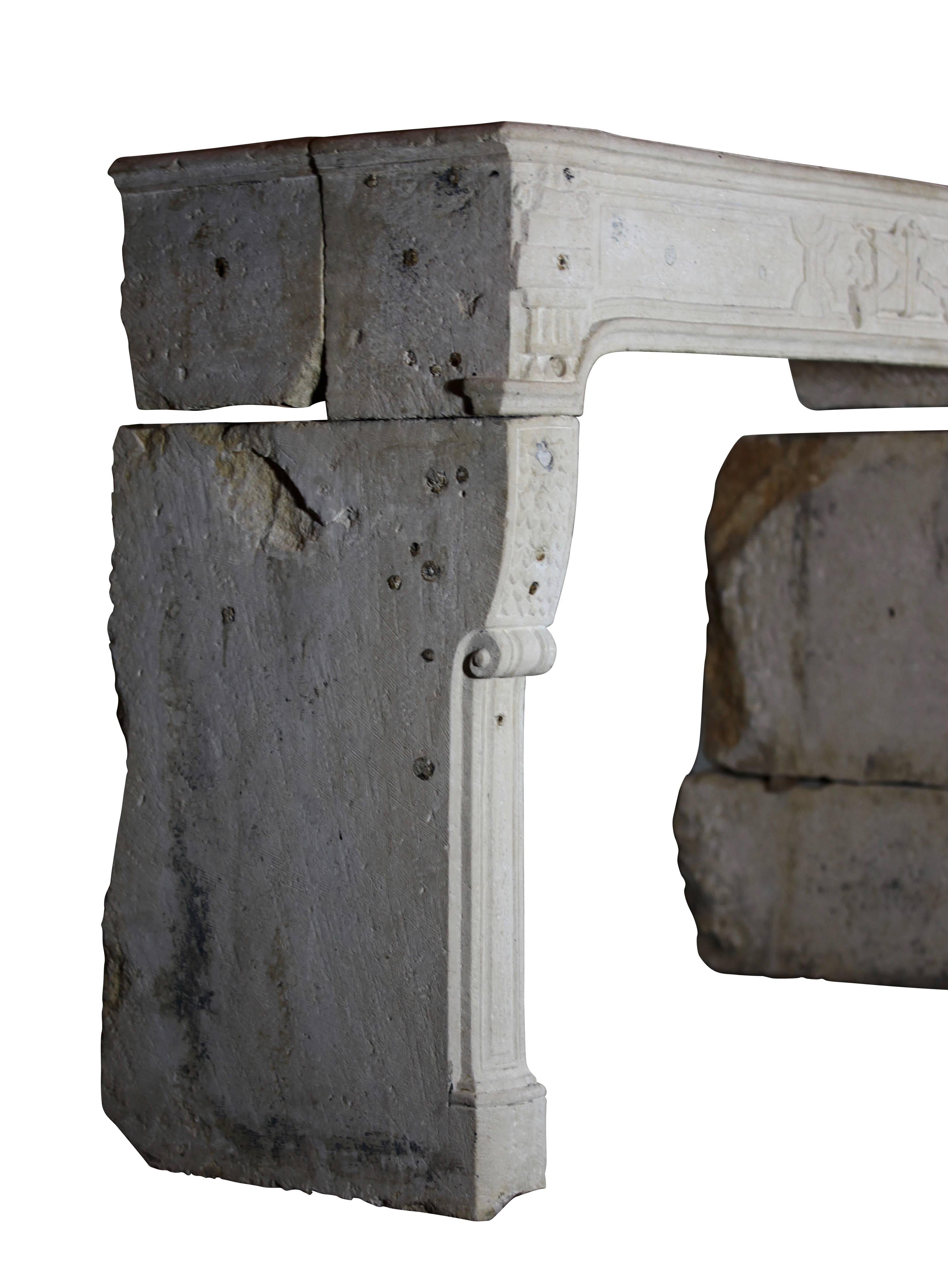 Encadrement de cheminée en pierre calcaire ancienne de style campagnard français du 18e siècle Bon état - En vente à Beervelde, BE