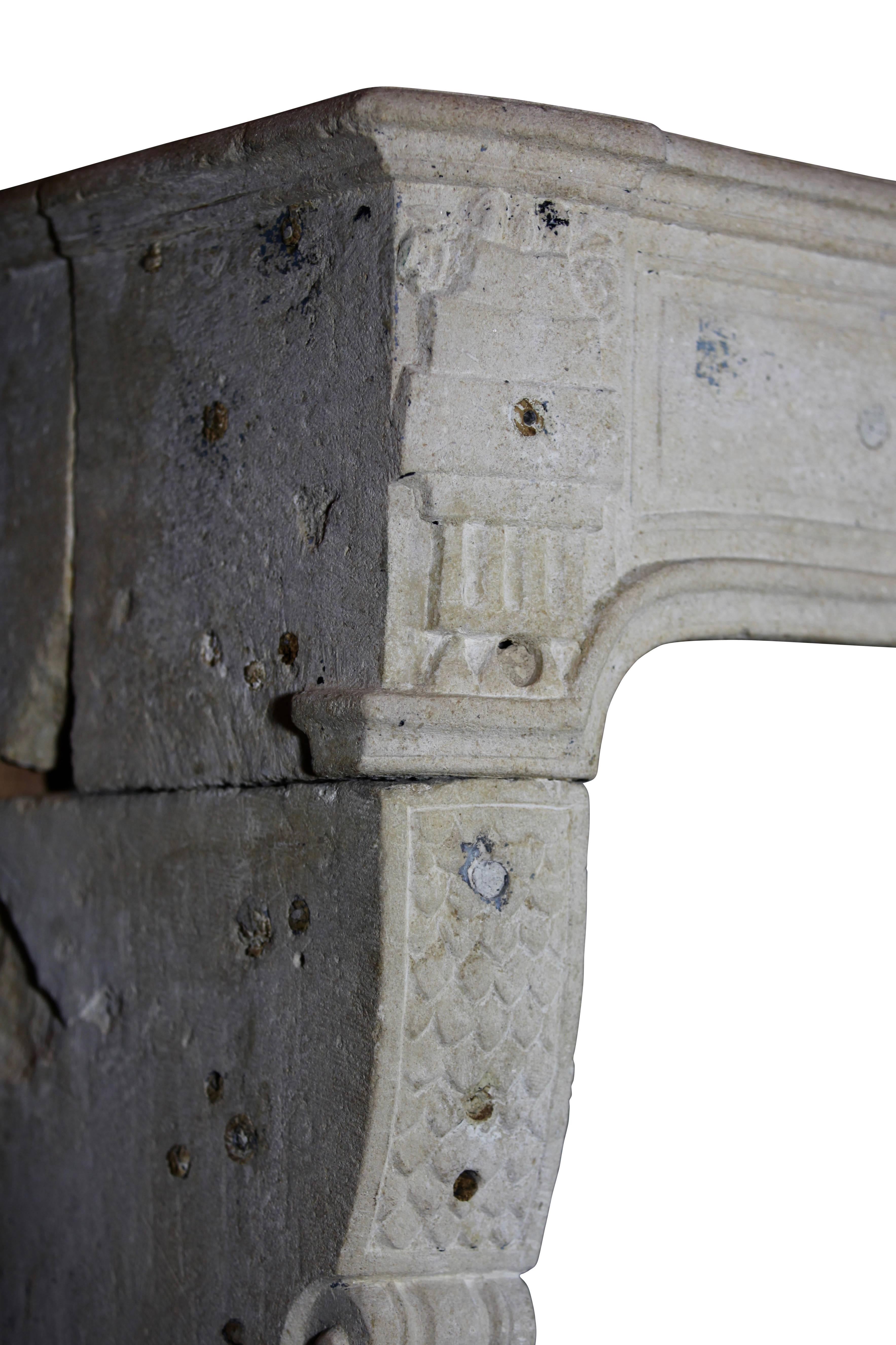 XVIIIe siècle Encadrement de cheminée en pierre calcaire ancienne de style campagnard français du 18e siècle en vente