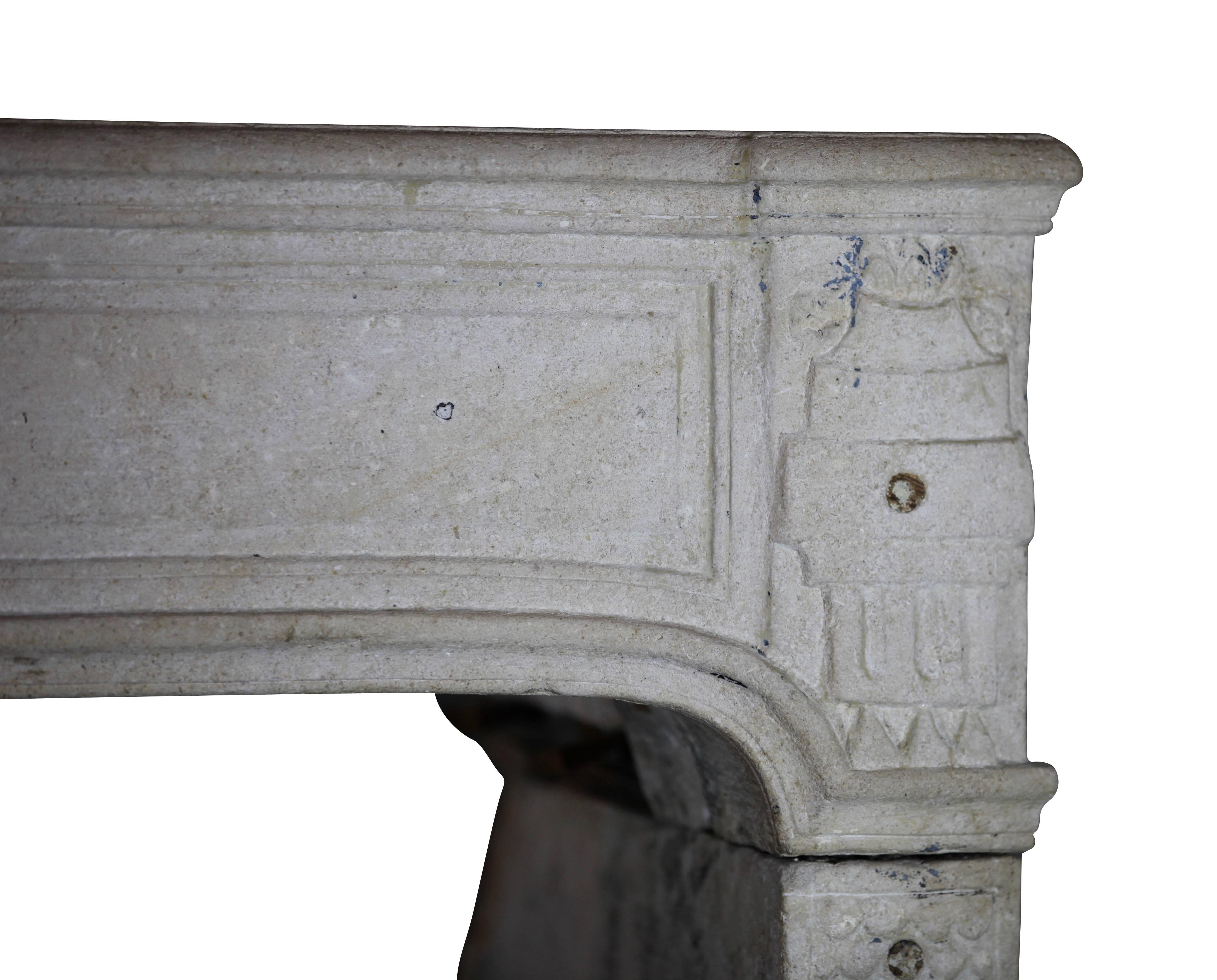 Encadrement de cheminée en pierre calcaire ancienne de style campagnard français du 18e siècle en vente 1