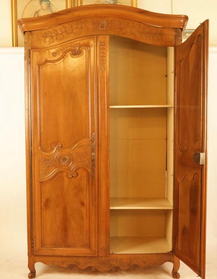 18th Century French Country Armoire In Good Condition For Sale In Doylestown, PA
