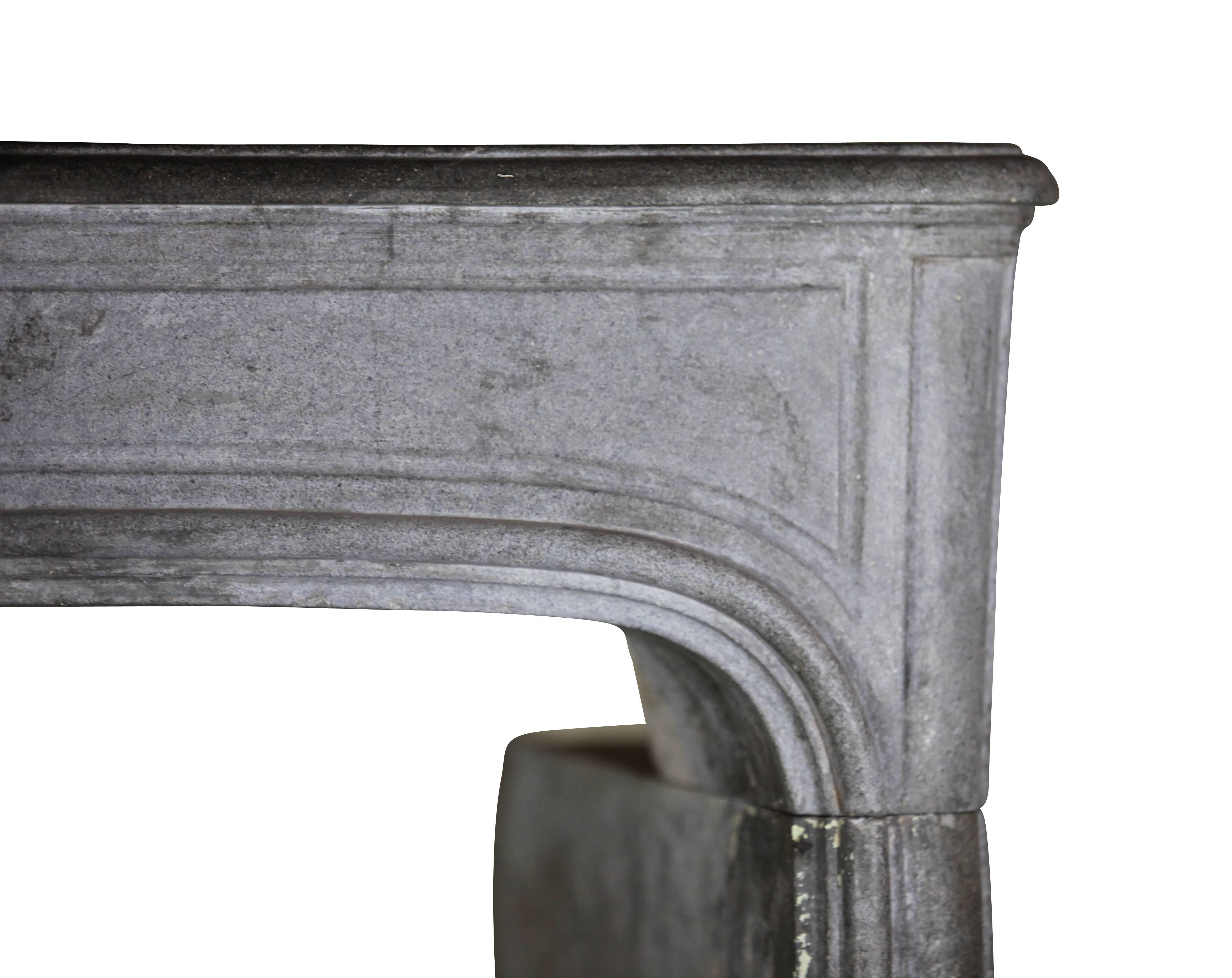 Francese Cornice per caminetto Regency in pietra Bleu del XVIII secolo in vendita