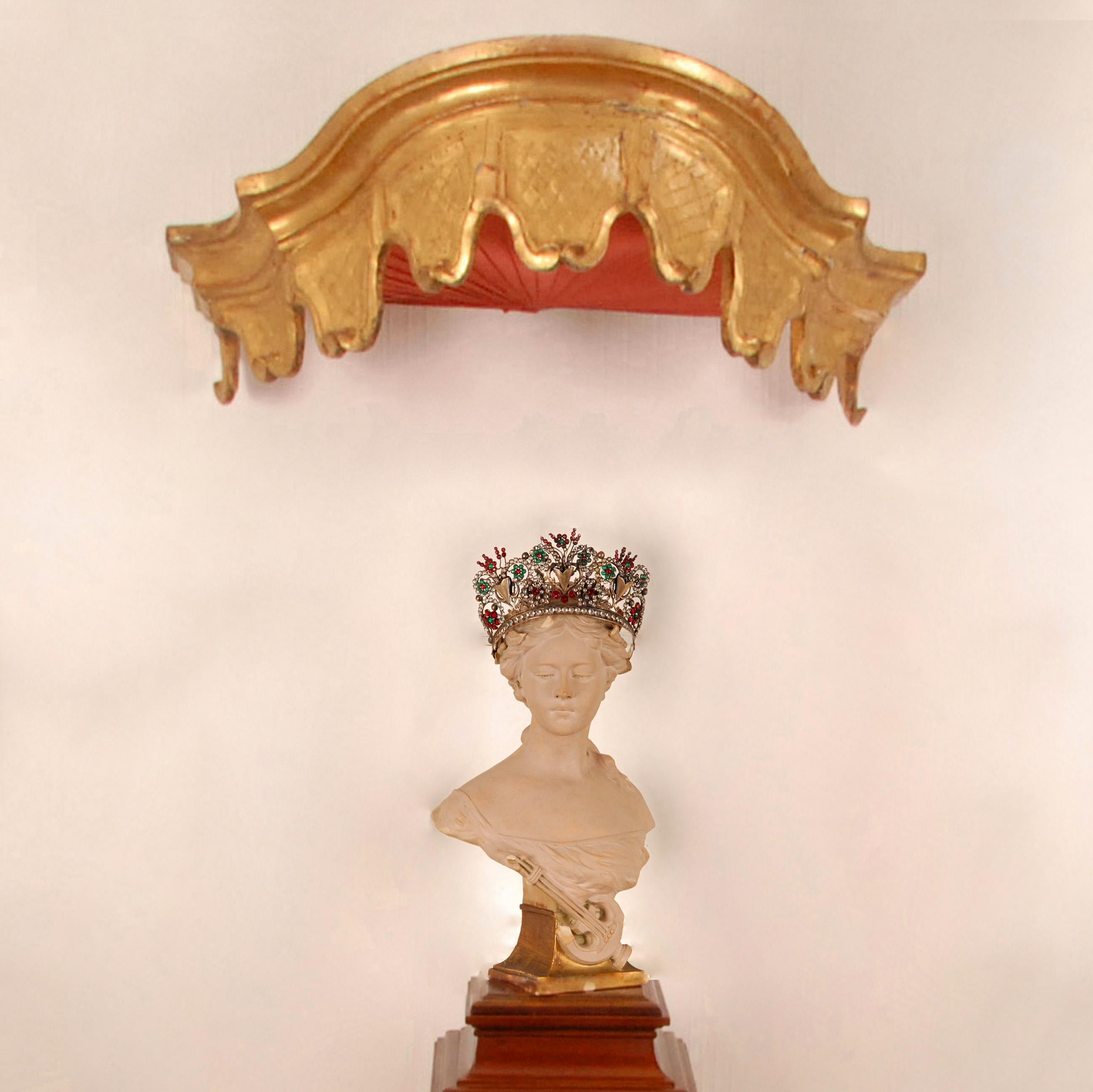 18th Century French country carved giltwood corona bed canopy altar wall ornament.
Product: giltwood bed canopy altar wall ornament (painting is not included)
Material: giltwood, fruitwood and silk
Style: French Country, French provincial, Louis