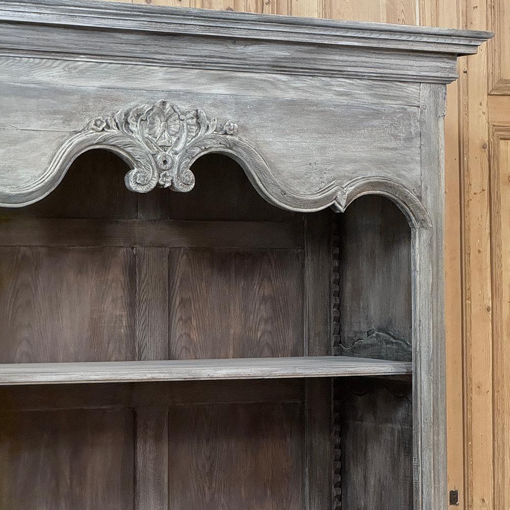Intagliato a mano 18th Century French Country Louis XIV Open Whitewashed Bookcase ~ Bibliotheque in vendita