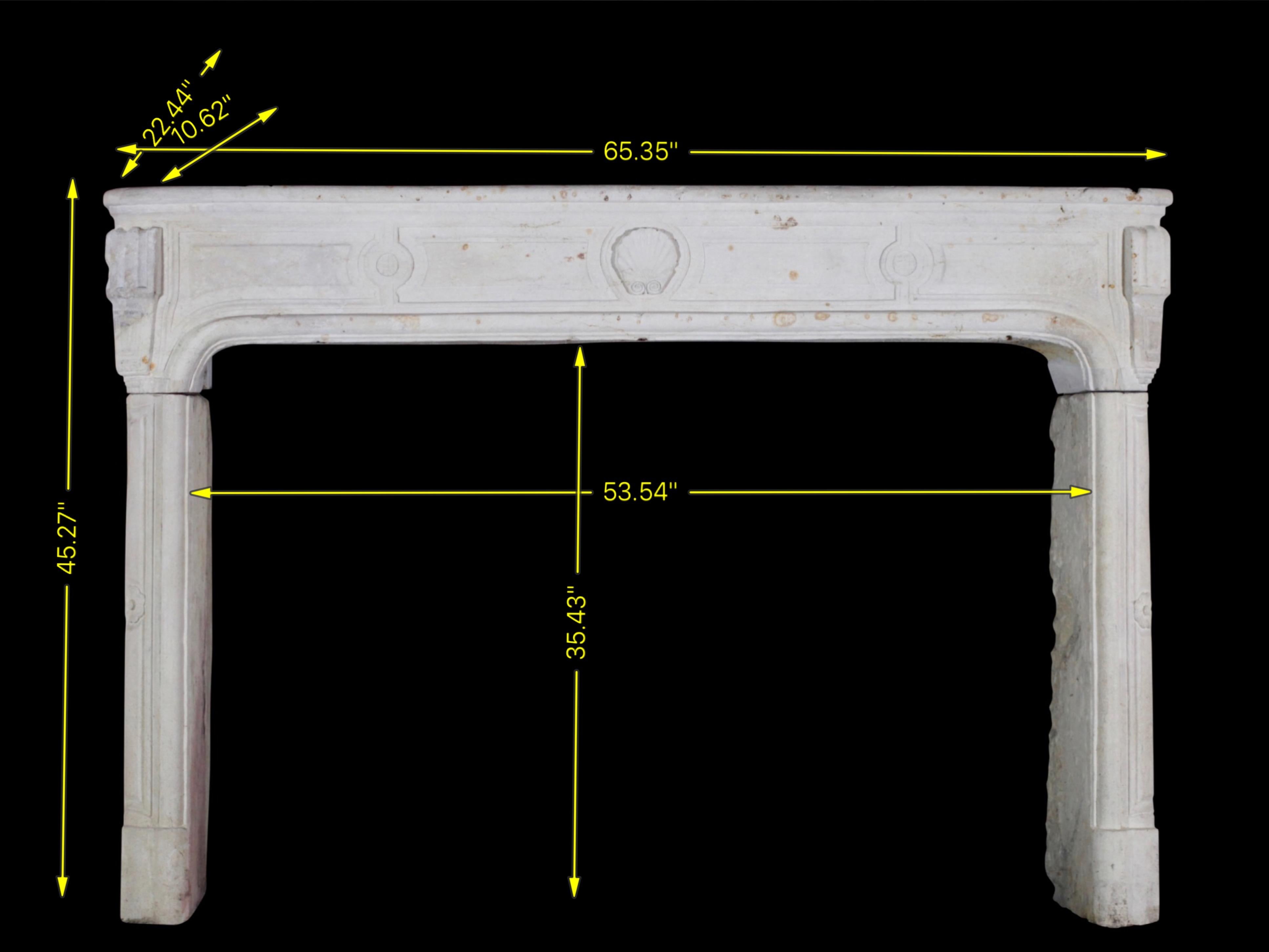 Pregevole cornice originale francese per camino in pietra calcarea del primo periodo della Reggenza. Gli stipiti presentano dettagli del periodo Luigi XIV. Perfetto per creare una stanza country europea.
Misure:
166 cm EW 65,35