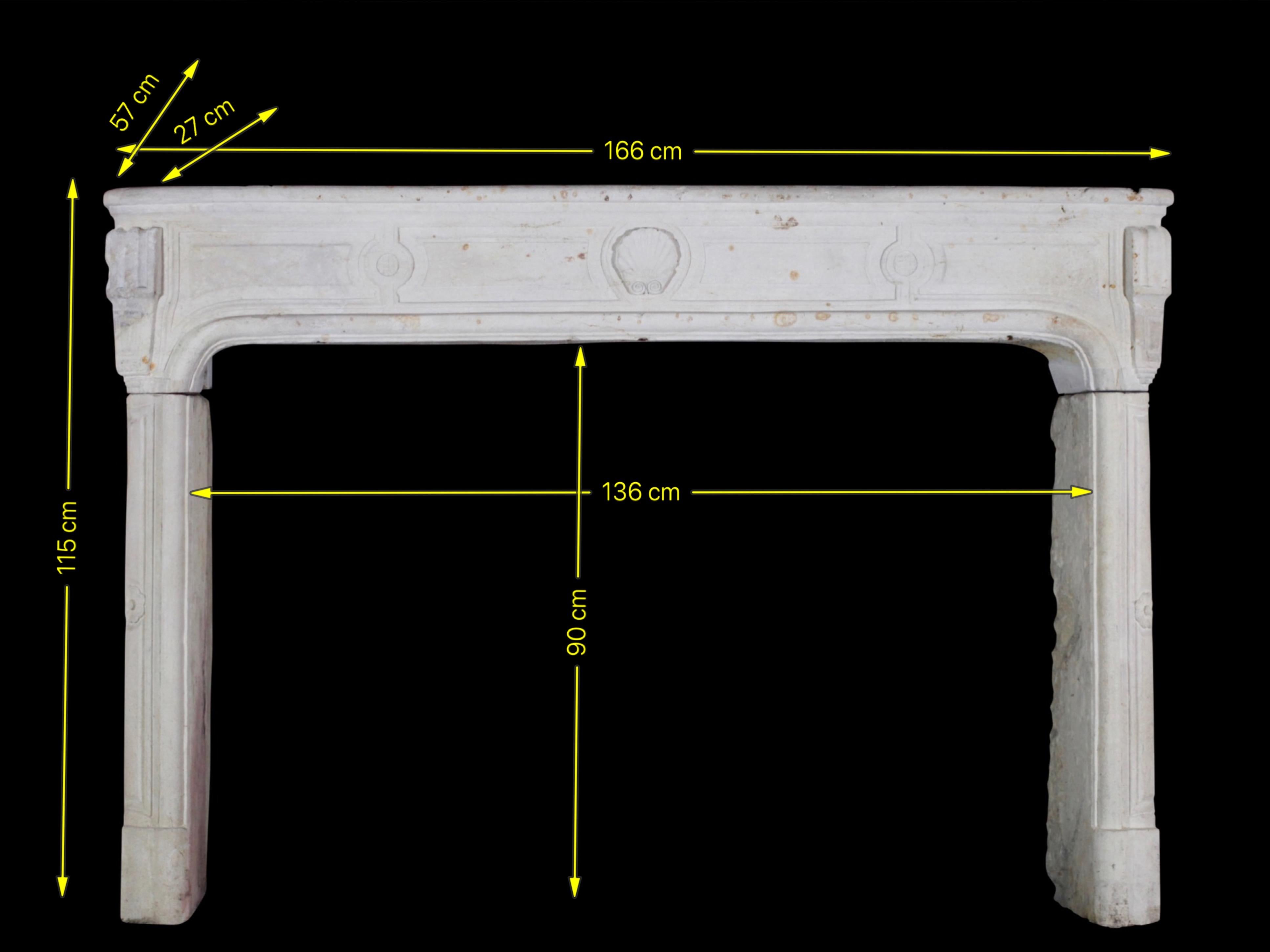 Francese Cornice per caminetto in pietra calcarea del 18° secolo, periodo Regency e campagna francese in vendita