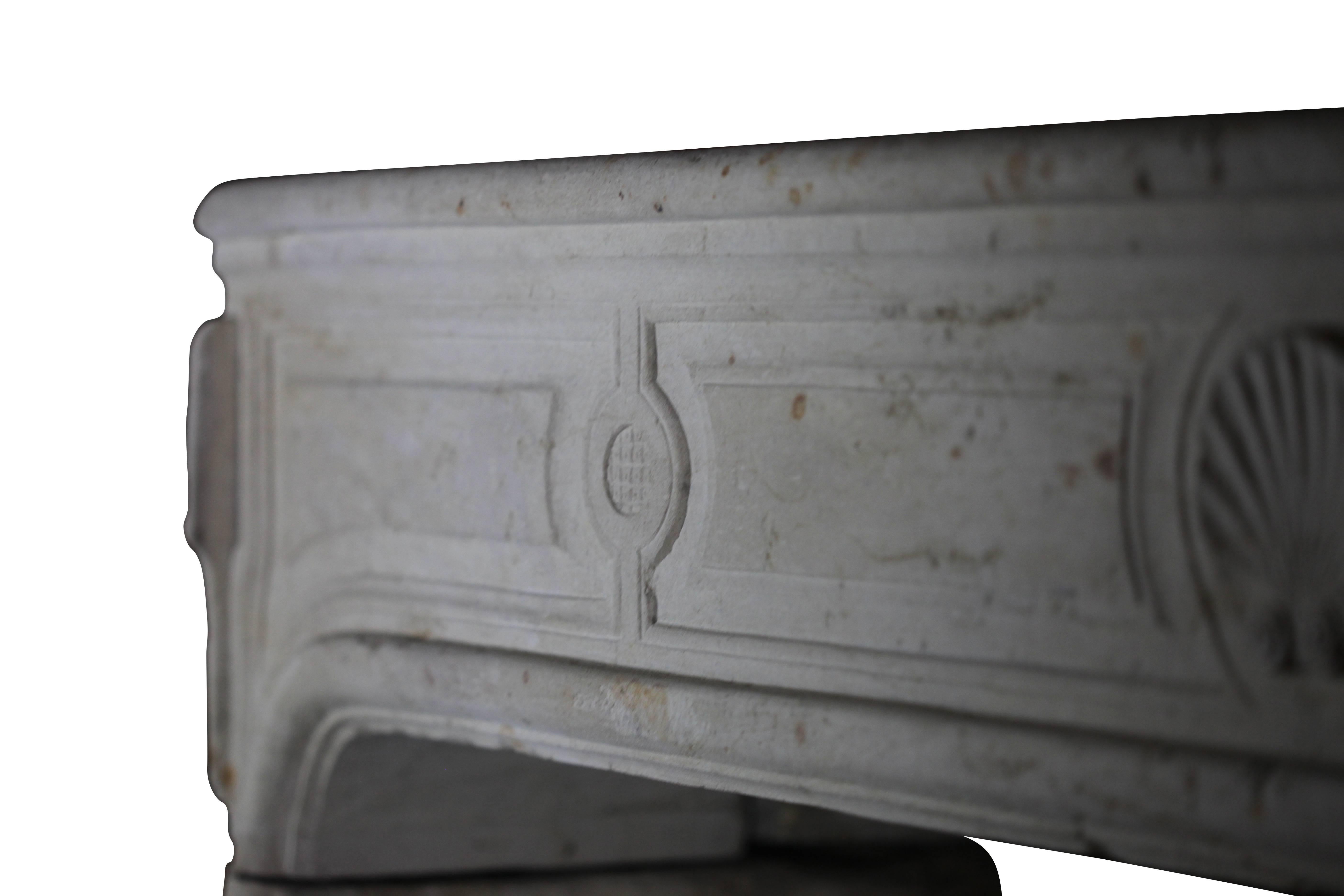 XVIIIe siècle et antérieur Entourage de cheminée en pierre calcaire de la période Régence française du 18e siècle en vente