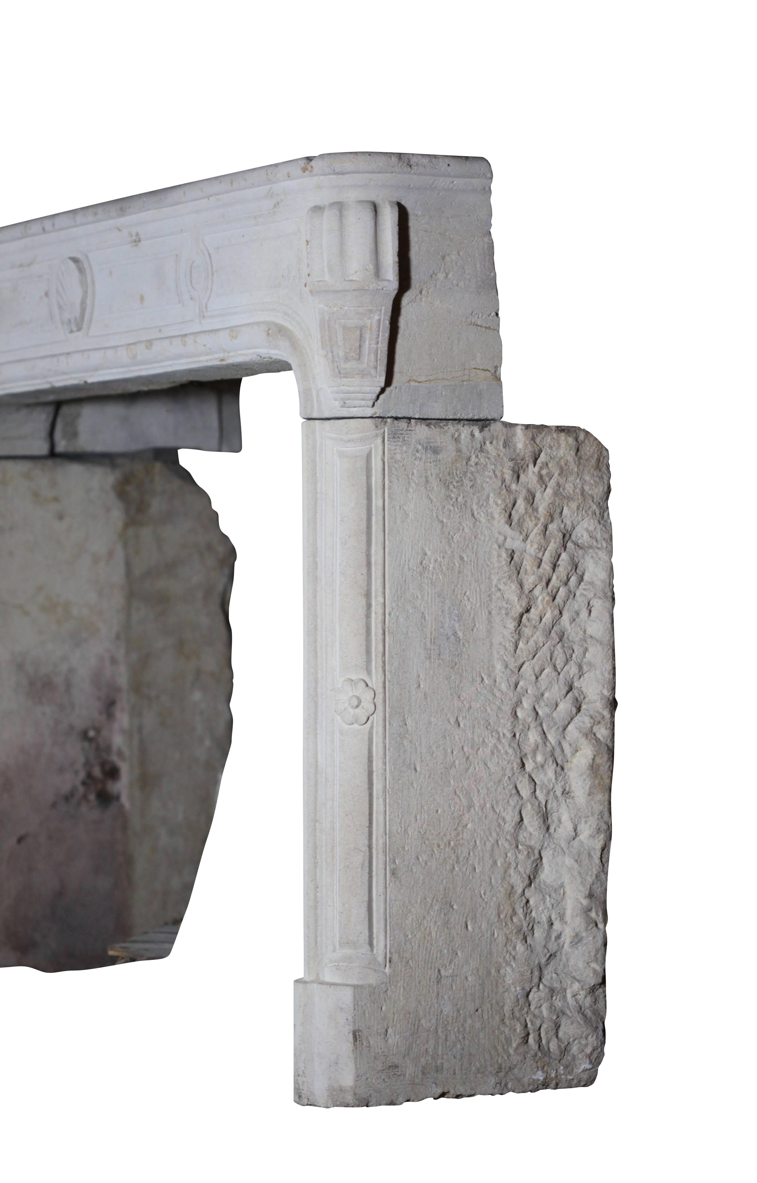 Entourage de cheminée en pierre calcaire de la période Régence française du 18e siècle en vente 2