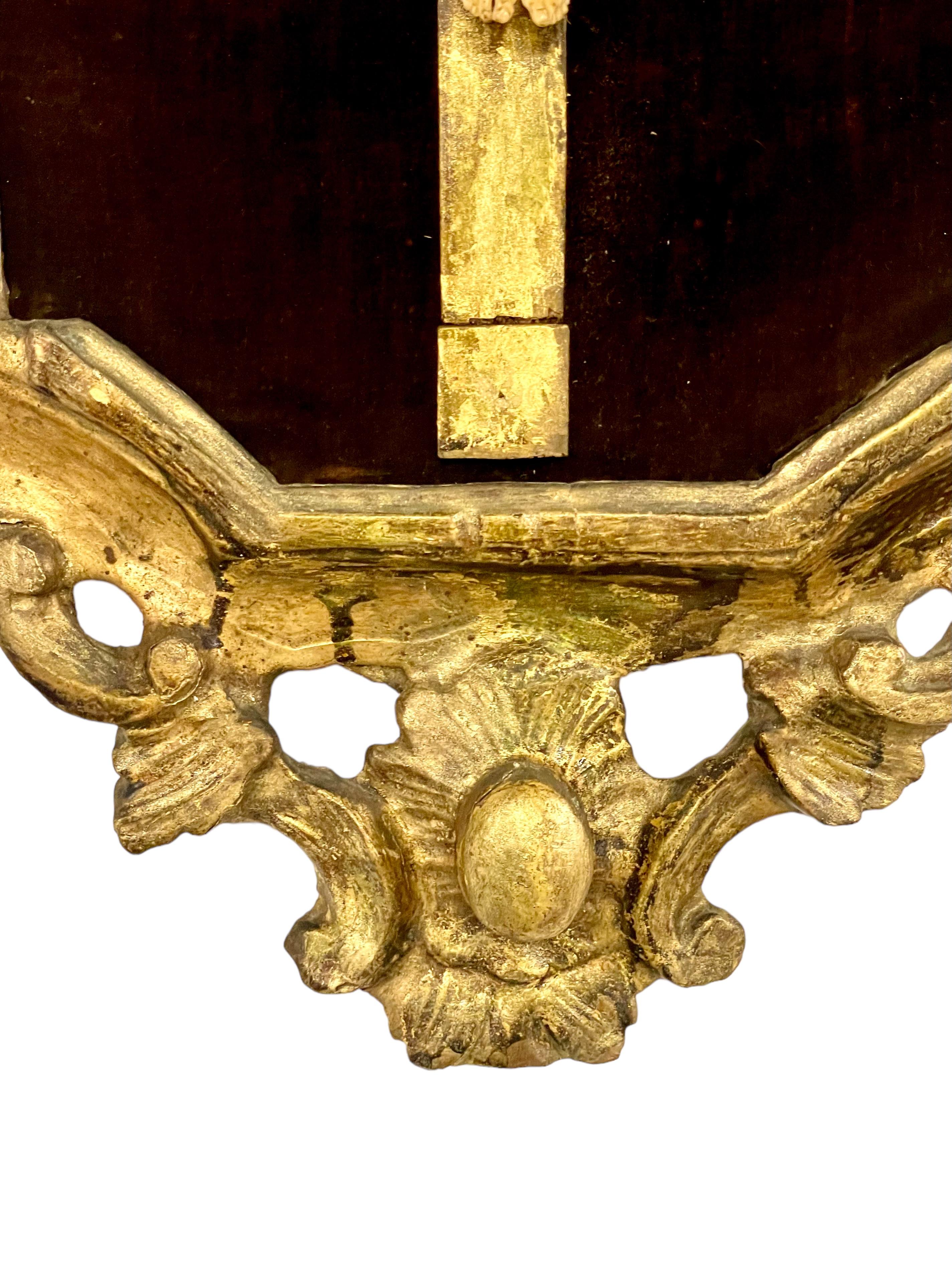 Français Crucifix français d'époque Régence dans un cadre en bois doré 18ème siècle en vente