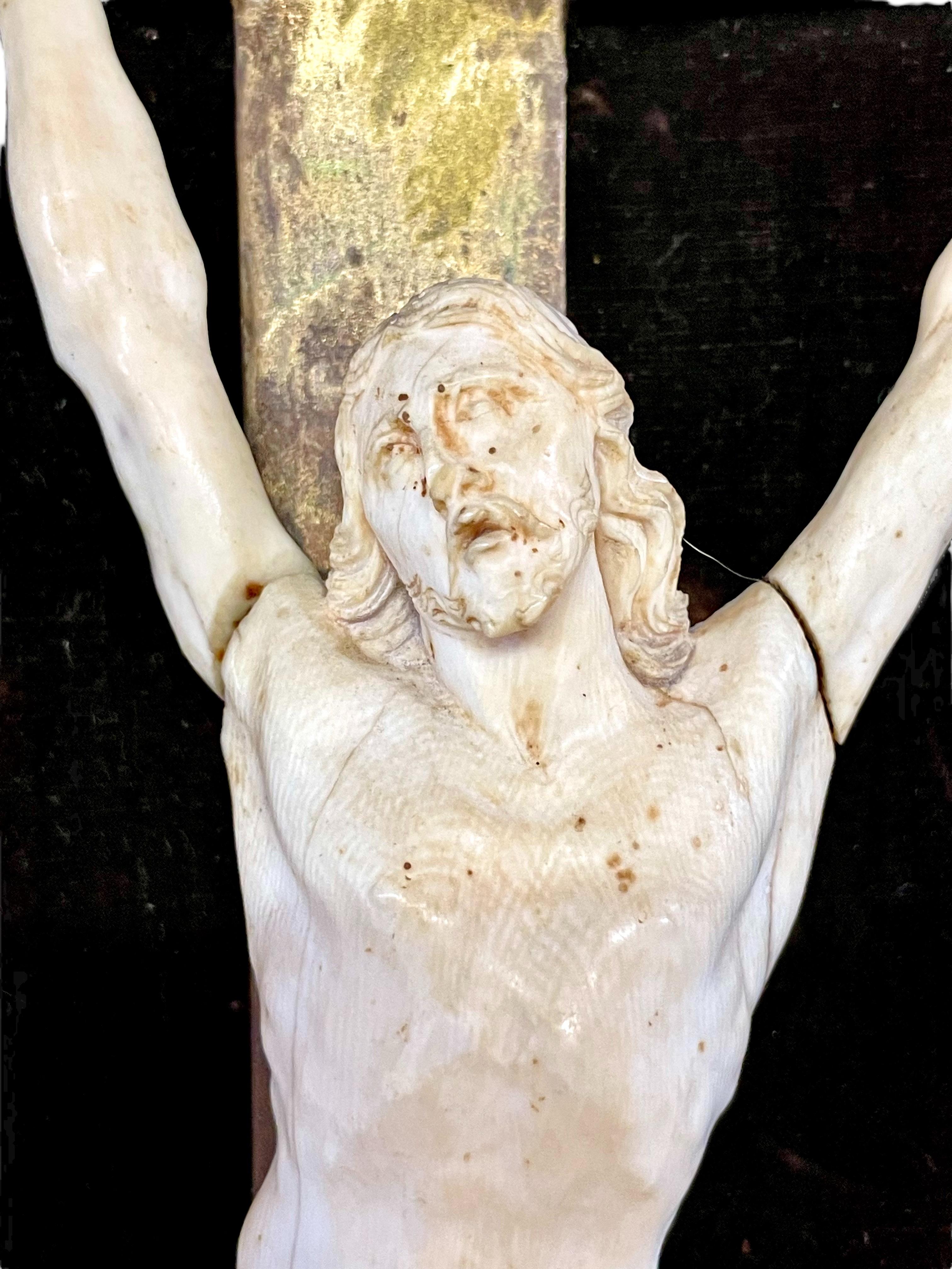 Crucifix français d'époque Régence dans un cadre en bois doré 18ème siècle Bon état - En vente à LA CIOTAT, FR