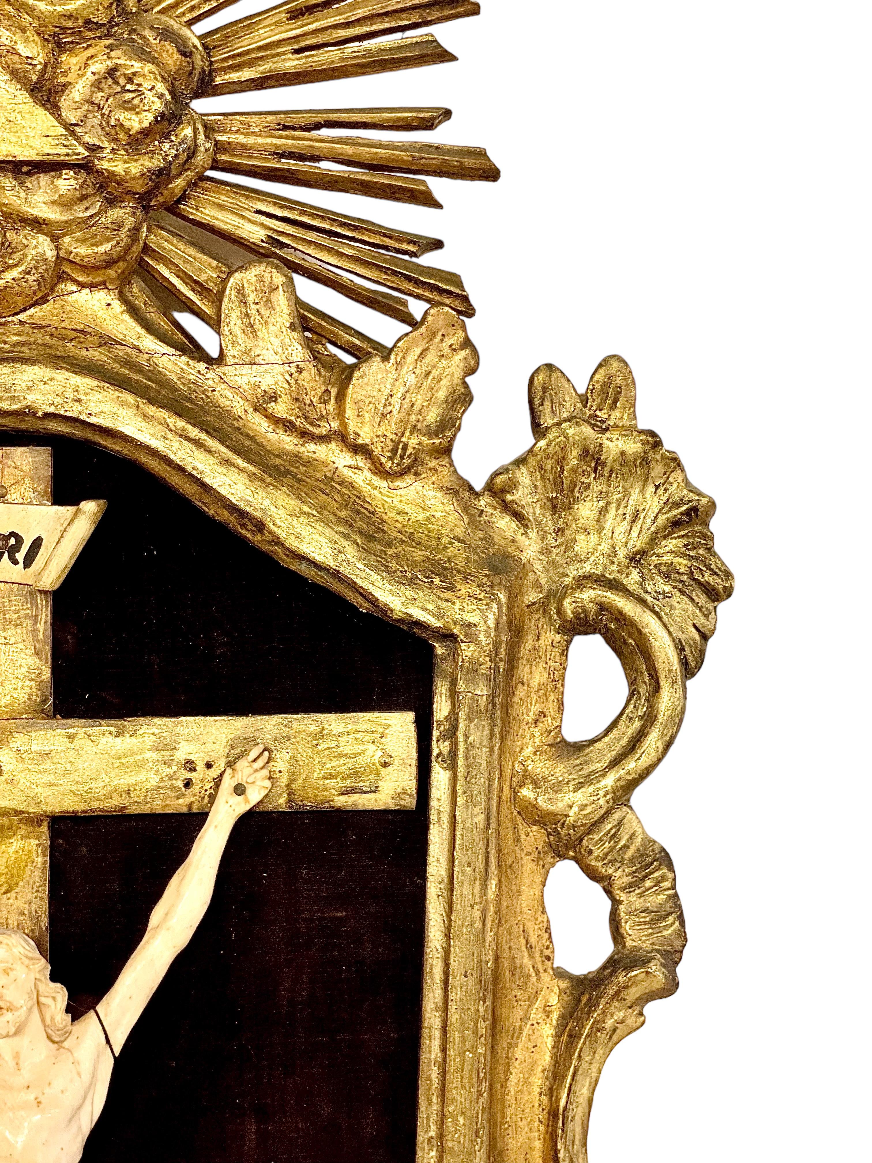 Crucifix français d'époque Régence dans un cadre en bois doré 18ème siècle en vente 1