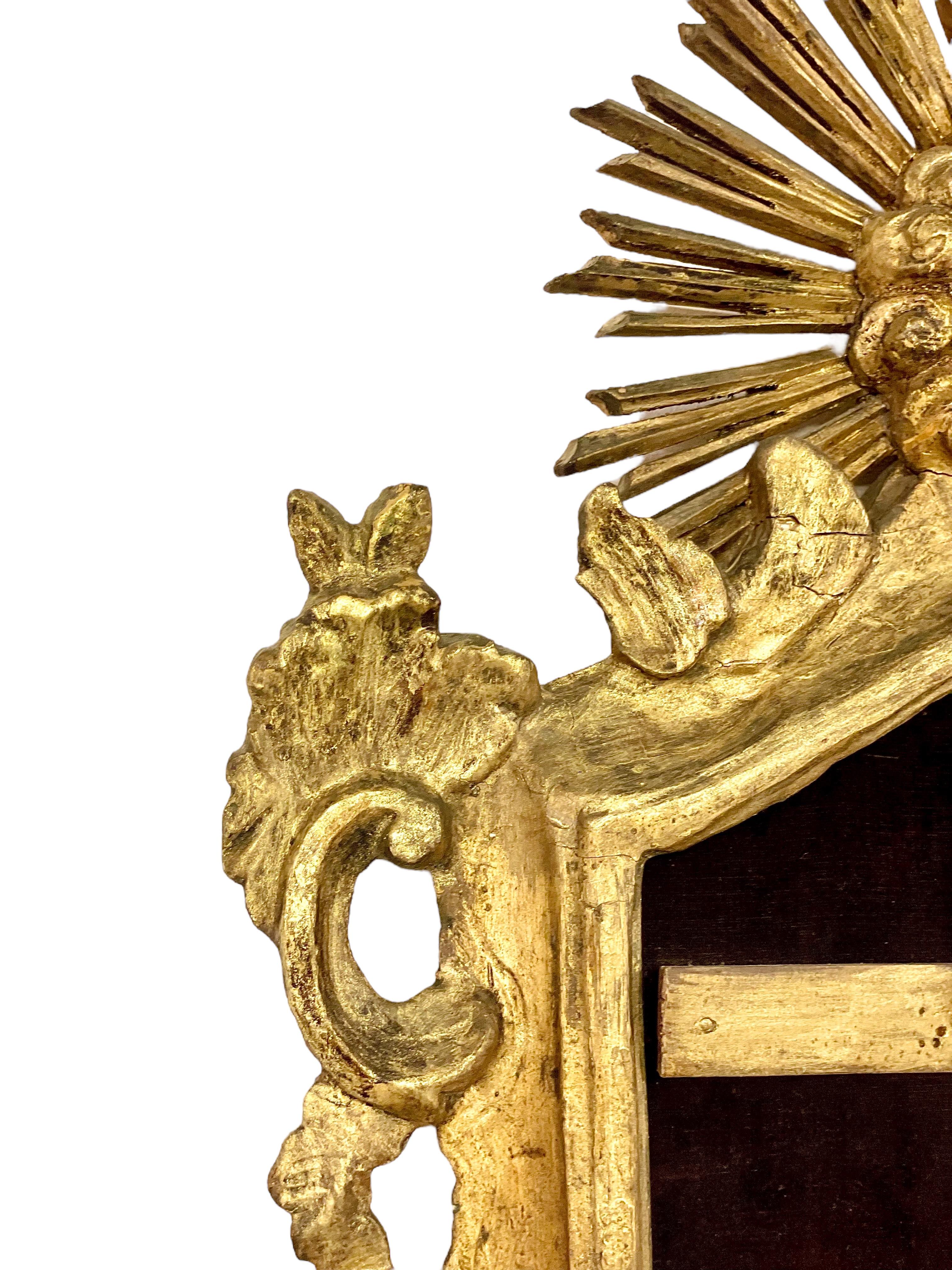 Crucifix français d'époque Régence dans un cadre en bois doré 18ème siècle en vente 2