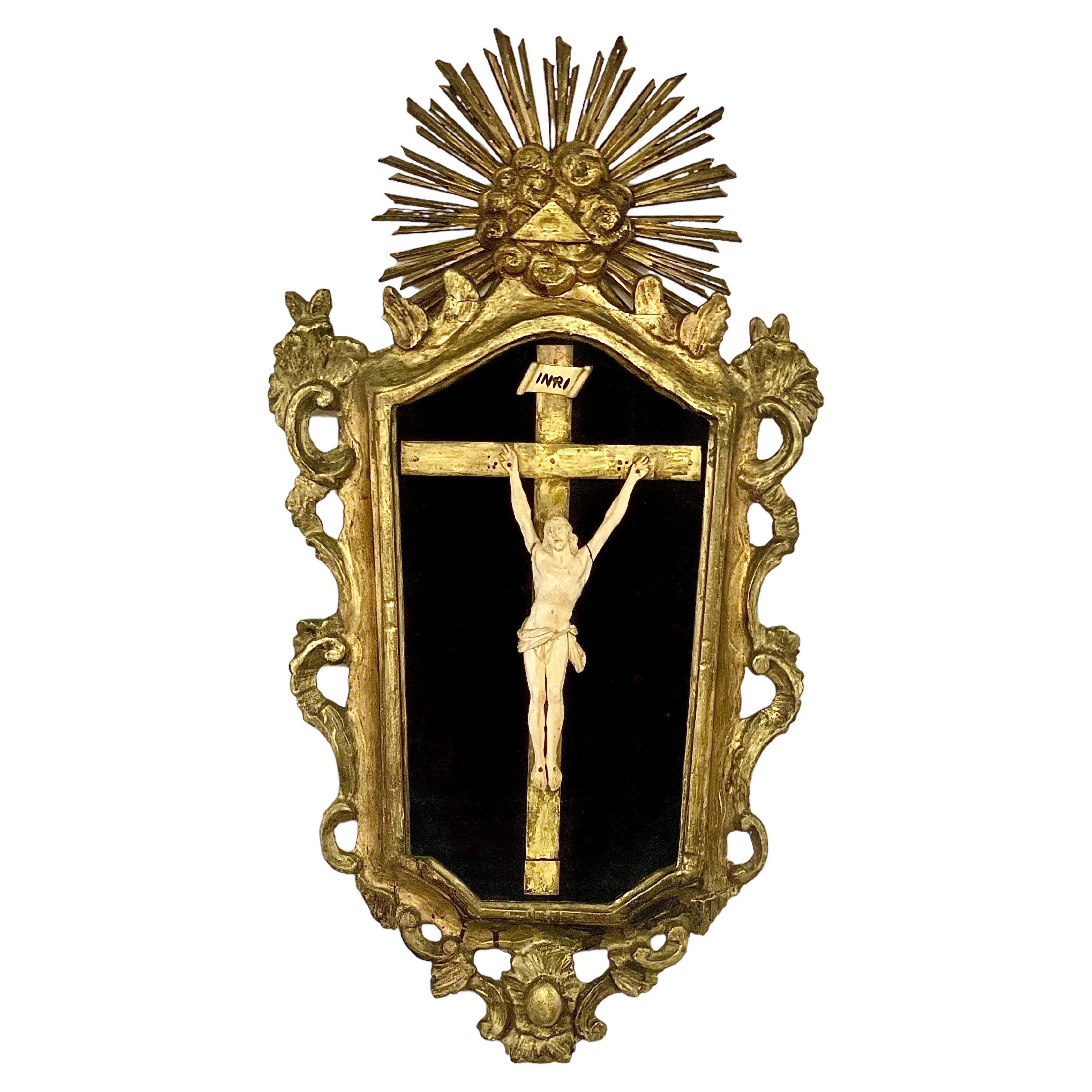 Crucifix français d'époque Régence dans un cadre en bois doré 18ème siècle en vente