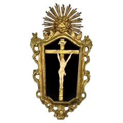 Crucifix français d'époque Régence dans un cadre en bois doré 18ème siècle