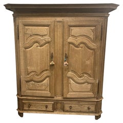 Armoire d'armoire française du 18ème siècle avec construction enchevêtrée