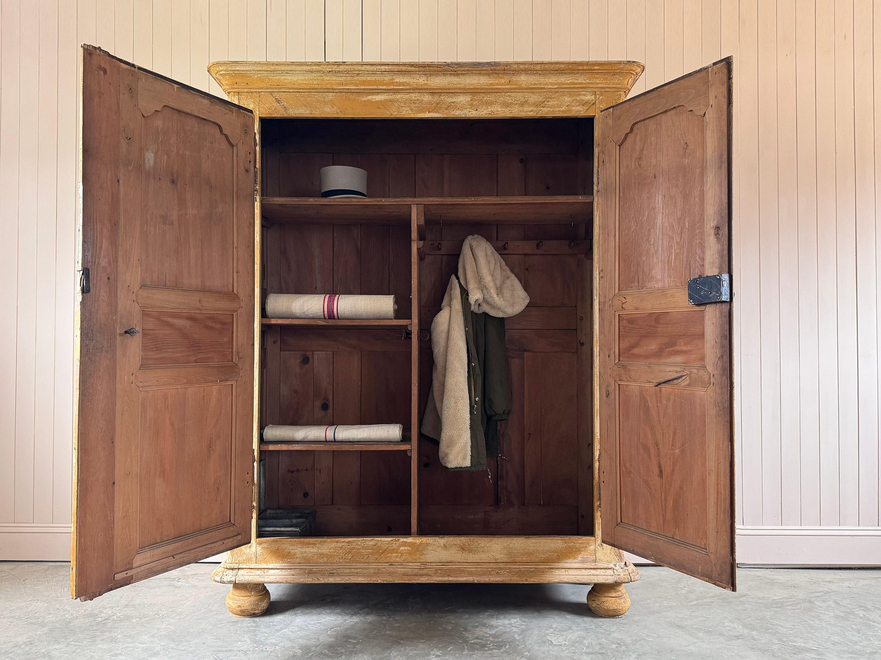Abbiamo trovato questa meravigliosa credenza antica dipinta in Normandia, Francia.

Bellissima pittura raschiata a secco che rivela molti strati e colori.

Presenta qualche botta e un sacco di carattere.  In buone condizioni strutturali, con piccoli