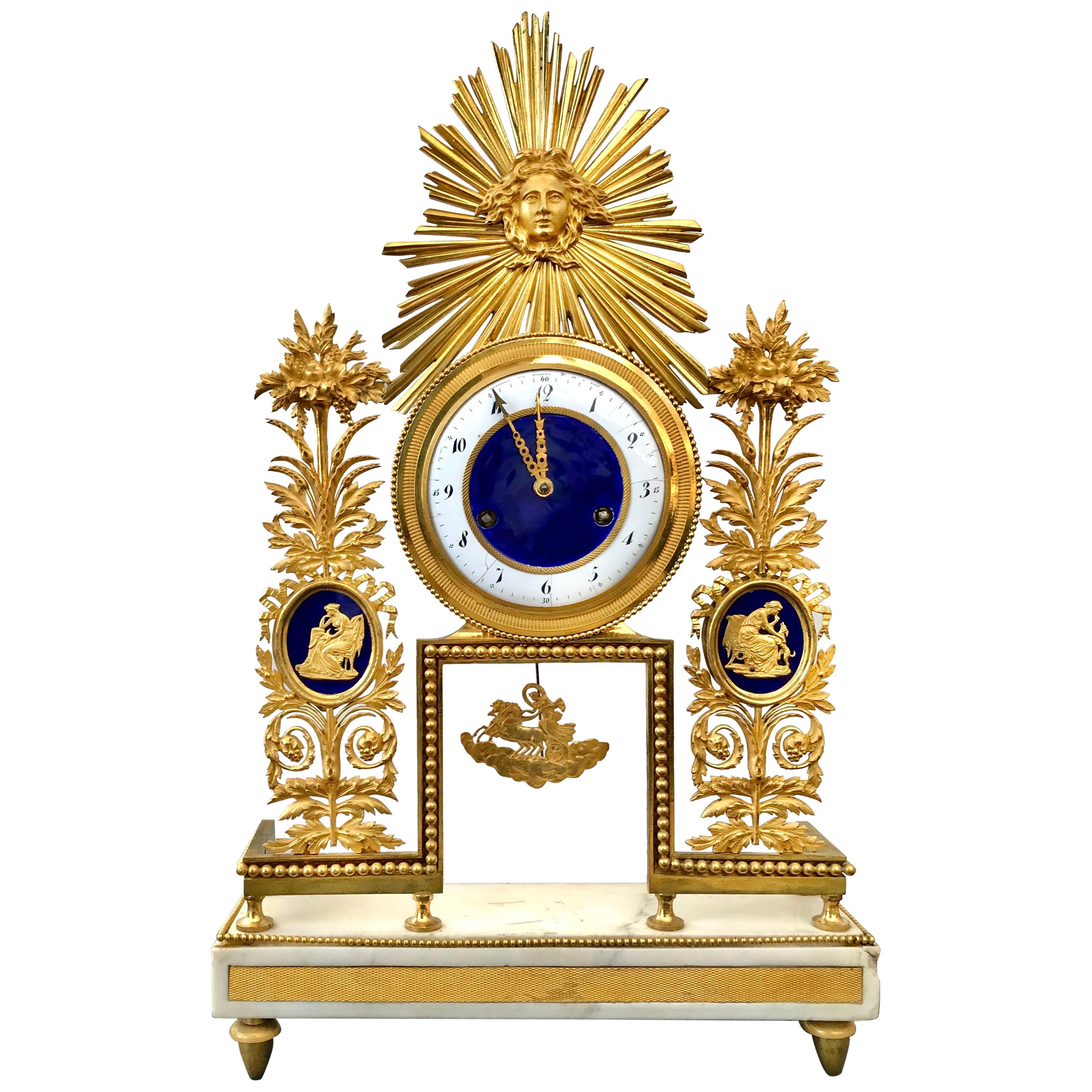 Französische Directoire-Uhr aus Goldbronze und Emaille aus dem 18. Jahrhundert von Deverberie
