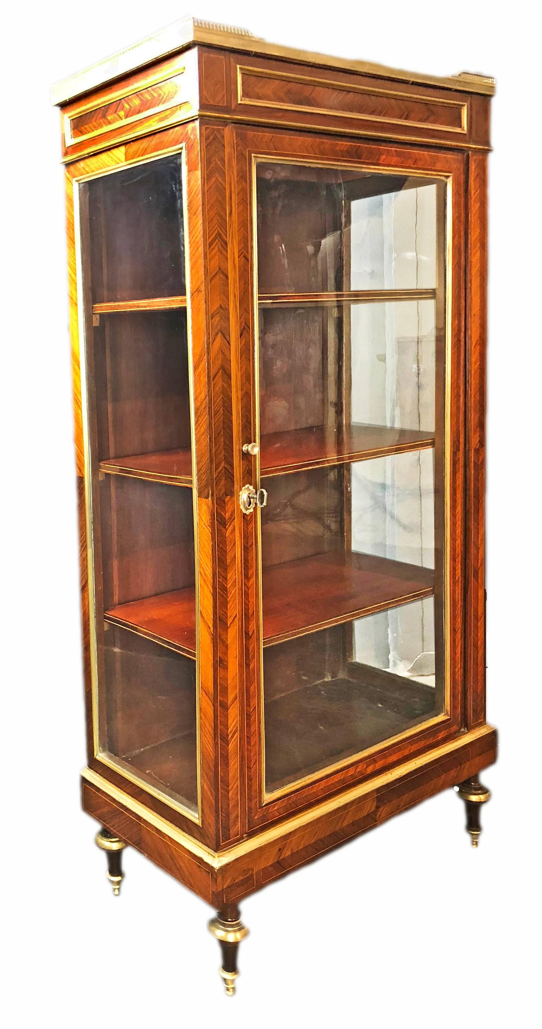 18th Century French Directoire Rare inlaid Vitrine Display Cabinet In Excellent Condition In Santander, ES