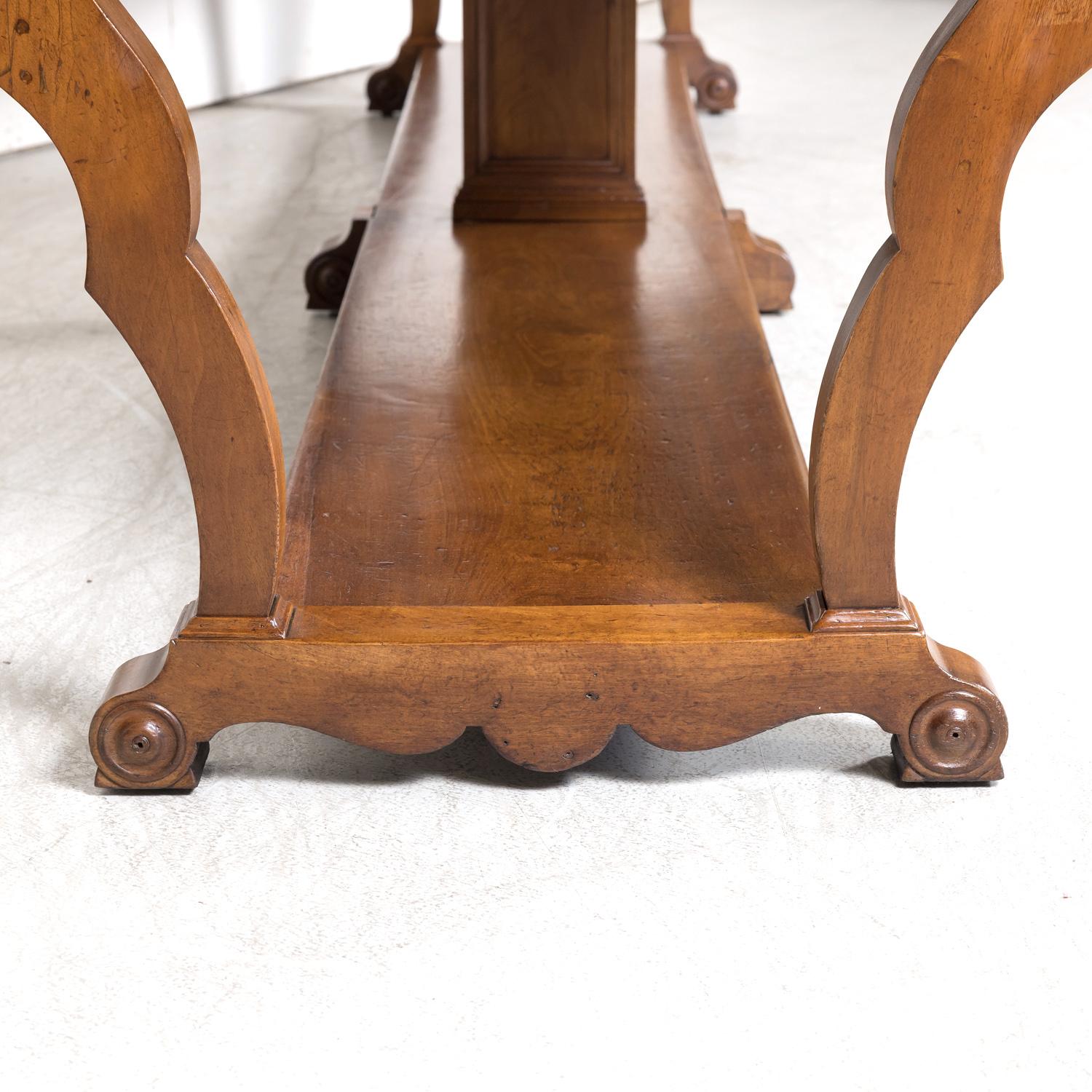 Table de tiroir en noyer d'époque Directoire du 18ème siècle avec bande de marqueterie en vente 11