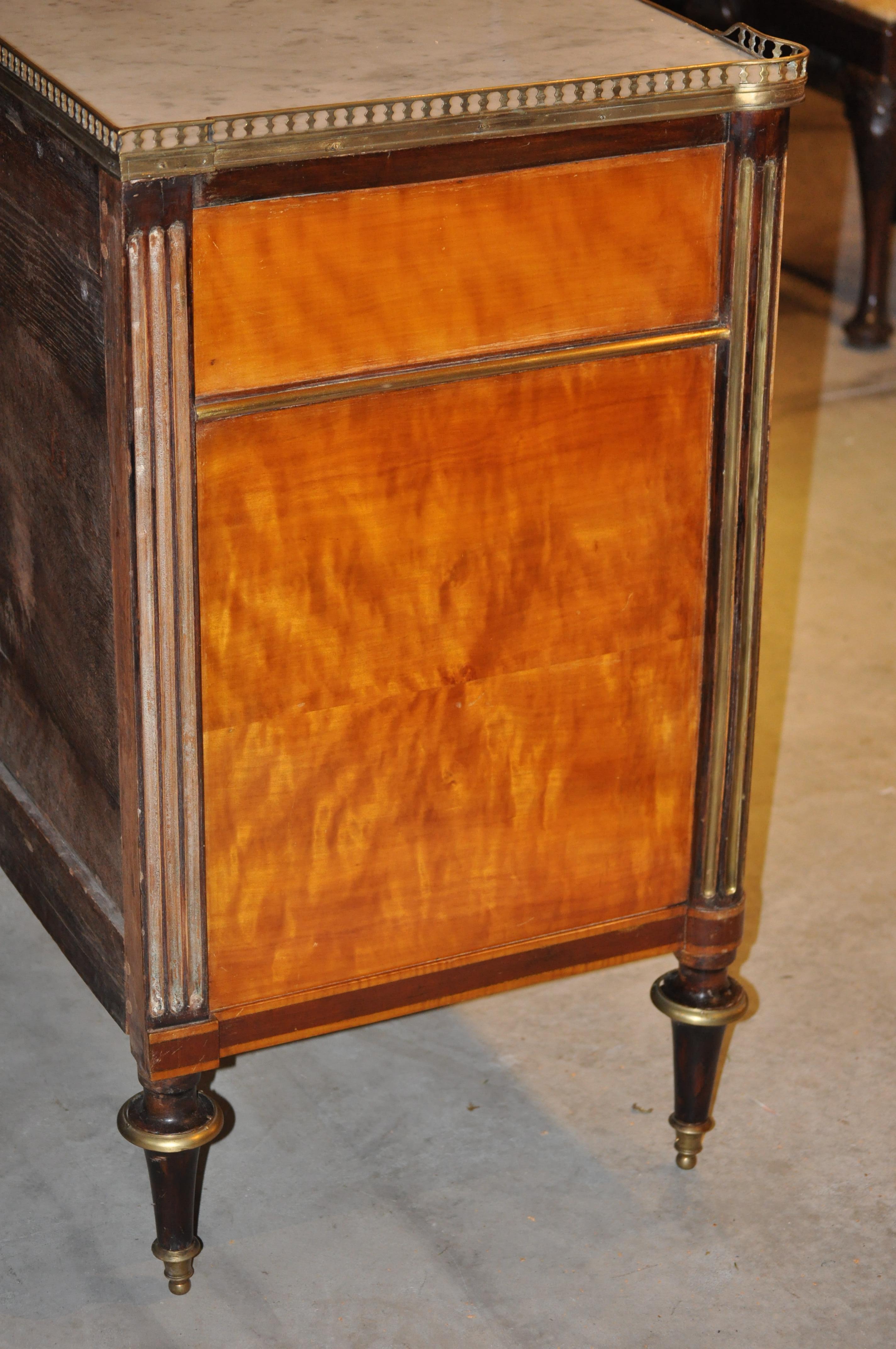 18th Century French Directoire Satinwood Mahogany Marble Top Commode For Sale 1