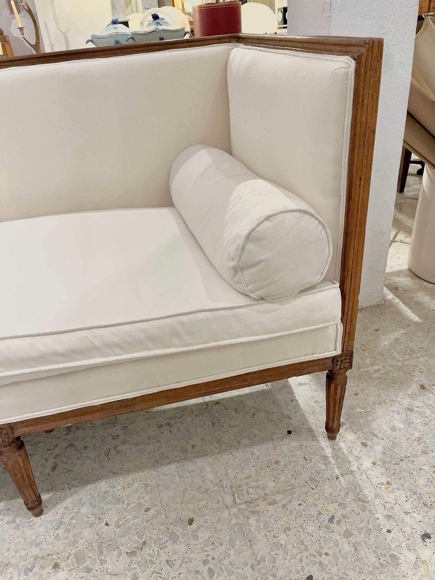Französisches Directoire-Sofa des 18. Jahrhunderts in Nussbaum und cremefarbener Polsterung im Angebot 4