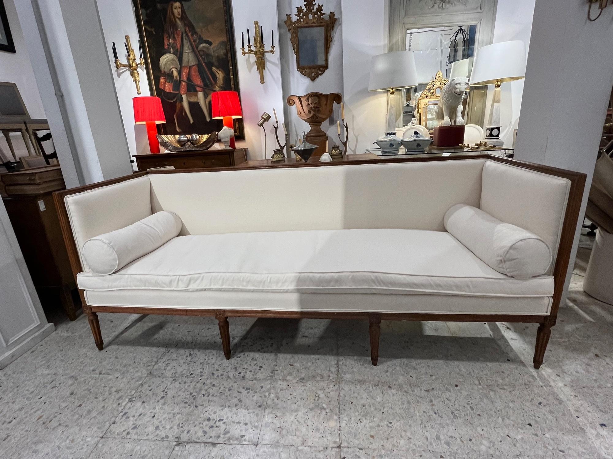Französisches Directoire-Sofa des 18. Jahrhunderts in Nussbaum und cremefarbener Polsterung im Angebot 5