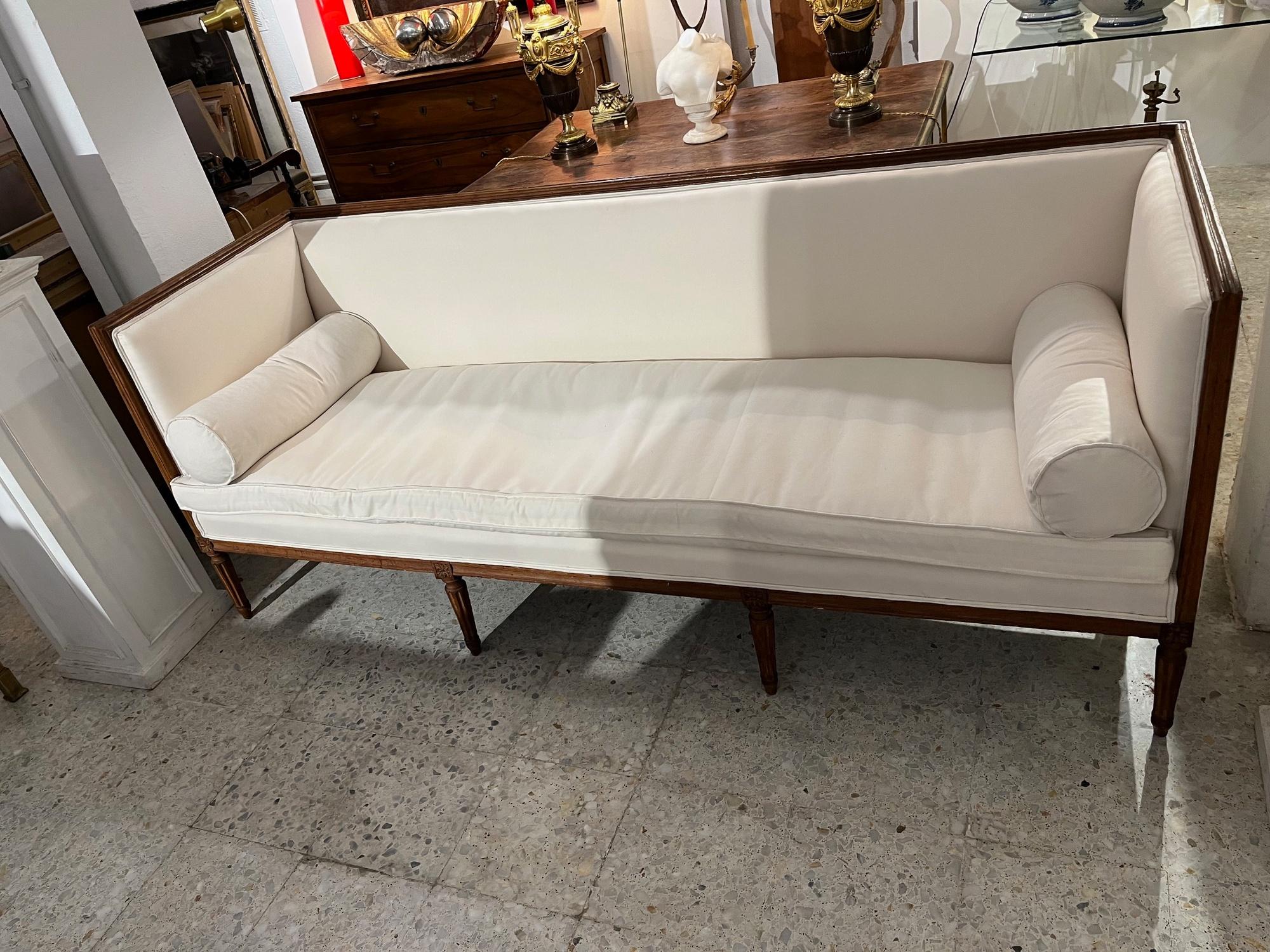 Französisches Directoire-Sofa des 18. Jahrhunderts in Nussbaum und cremefarbener Polsterung im Angebot 6