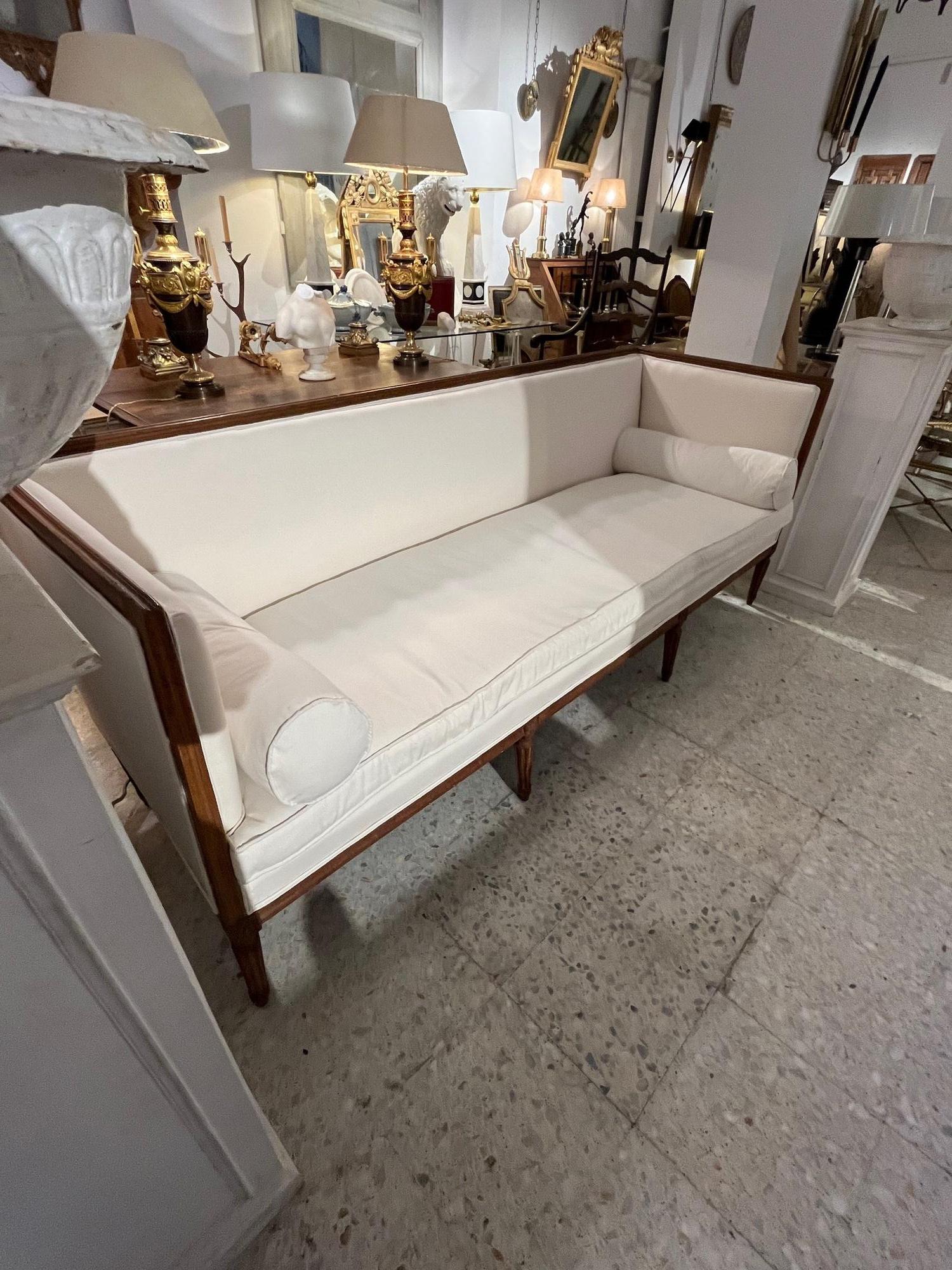 Französisches Directoire-Sofa des 18. Jahrhunderts in Nussbaum und cremefarbener Polsterung im Angebot 7