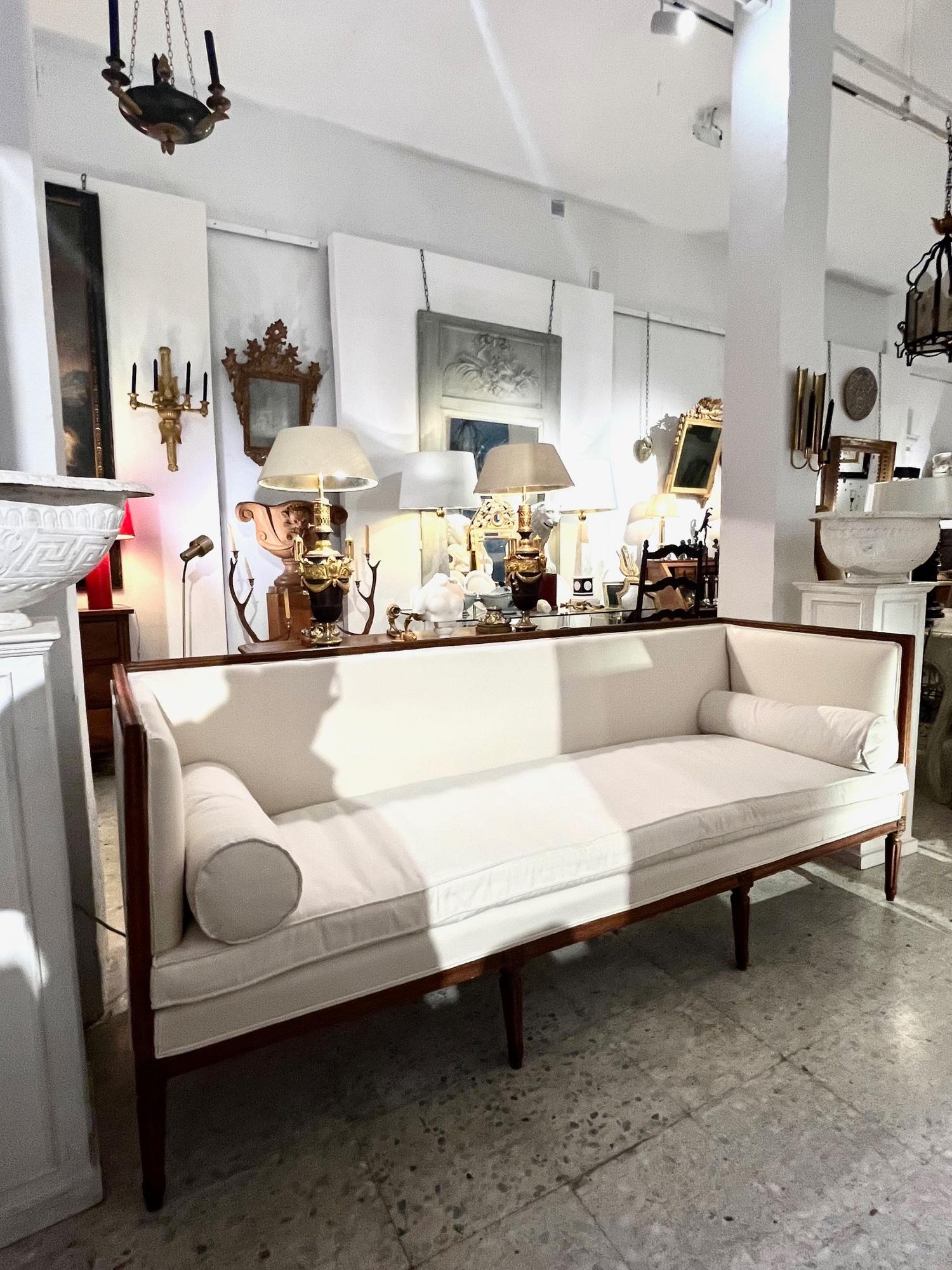 Französisches Directoire-Sofa des 18. Jahrhunderts in Nussbaum und cremefarbener Polsterung im Angebot 9